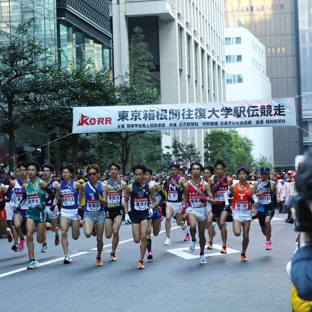 のインスタグラム：「本日の第96回東京箱根間往復大学駅伝競走の往路です。 ① スタート ② 1区米満怜　1:01:13 区間賞 1位 ③ 2区ムソ二ムイル　1:07:58 6位 ④ 3区原富慶季　1:03:16 9位 ⑤ 4区福田悠一　1:01:55 7位 ⑥ 5区築舘陽介　1:13:12 7位 ⑦ ゴール 往路7位　総合時間　5:27:34 明日も応援よろしくお願いします！ #discoversoka #sodaigram #sokauniversity #hachioji #tokyo #japan #students #ekiden #run #2020 #university #創価大学 #八王子 #東京 #学生 #駅伝 #箱根駅伝 #往路 #令和2年 #やるじゃん創価」