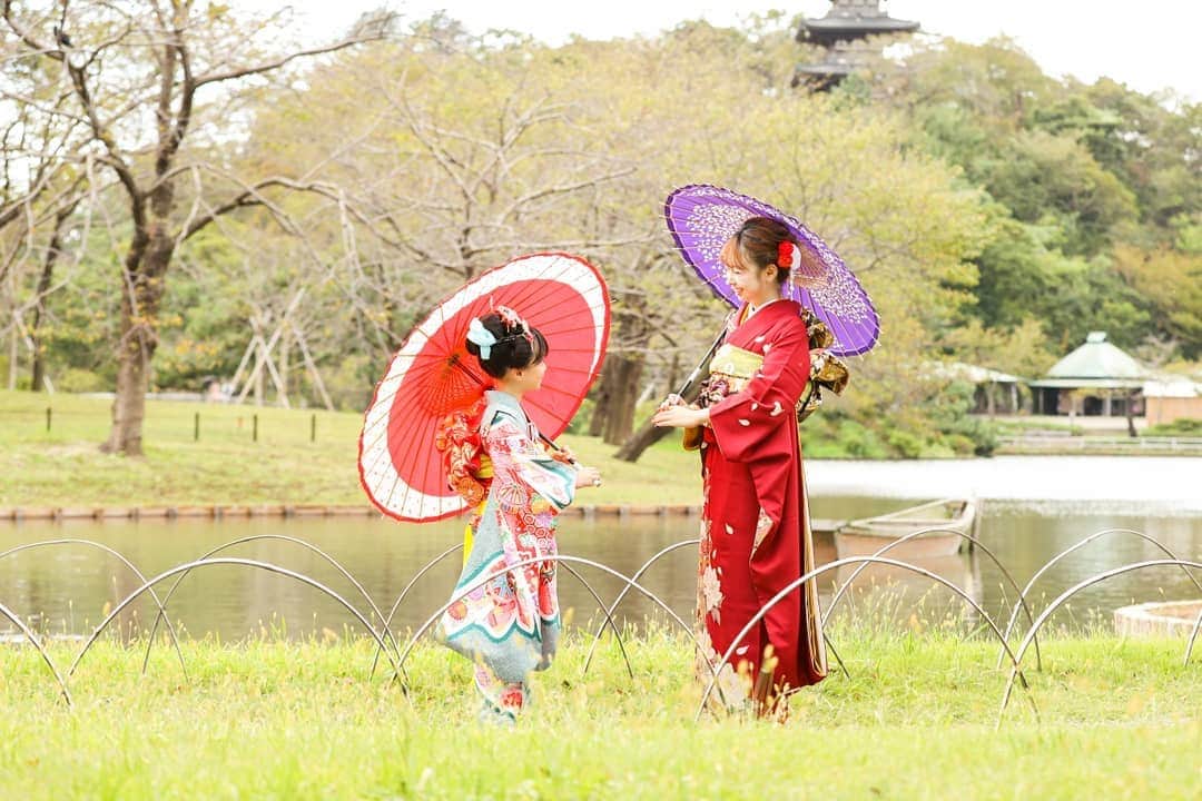 伊藤美羽さんのインスタグラム写真 - (伊藤美羽Instagram)「. 妹の七五三と私の成人式、重なったので一緒に撮影しました 妹はわがままなので、一緒に撮影するのが本当に大変でした笑  成人式の前撮り、同級生の中で私が一番大変だった自信があります… でも可愛いので許せてしまう😂 . この振袖は母親のものです☺️ 左右袖が違う色で可愛いんだけど、写真じゃ伝わらないのが残念…笑 成人式当日は違うものを着ます🌿 . . . . . . . #七五三 #振袖 #成人式 #振袖ヘア #成人式ヘア #20歳 #前撮り #前撮り撮影 #姉妹 #年の差兄弟 #年の差姉妹」1月2日 16時32分 - miumiu.1230