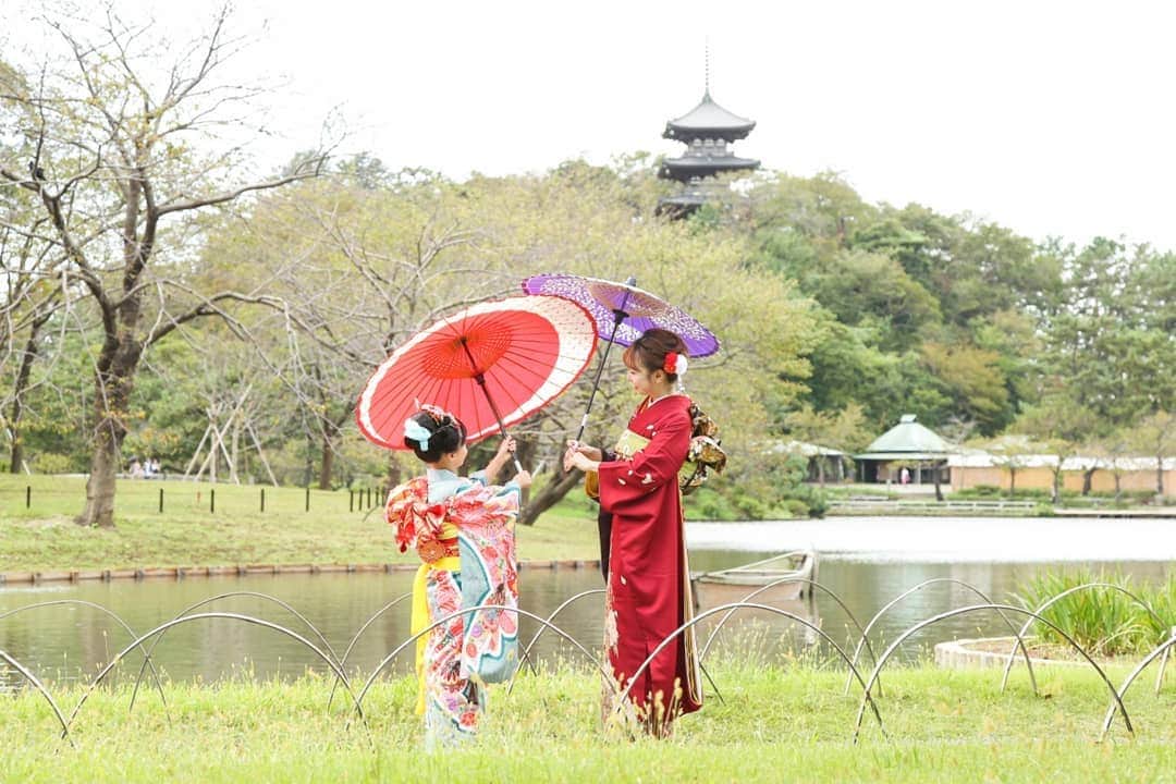 伊藤美羽さんのインスタグラム写真 - (伊藤美羽Instagram)「. 妹の七五三と私の成人式、重なったので一緒に撮影しました 妹はわがままなので、一緒に撮影するのが本当に大変でした笑  成人式の前撮り、同級生の中で私が一番大変だった自信があります… でも可愛いので許せてしまう😂 . この振袖は母親のものです☺️ 左右袖が違う色で可愛いんだけど、写真じゃ伝わらないのが残念…笑 成人式当日は違うものを着ます🌿 . . . . . . . #七五三 #振袖 #成人式 #振袖ヘア #成人式ヘア #20歳 #前撮り #前撮り撮影 #姉妹 #年の差兄弟 #年の差姉妹」1月2日 16時32分 - miumiu.1230