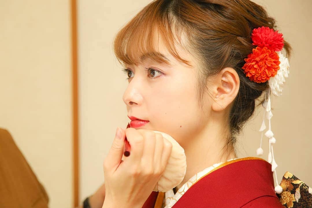 伊藤美羽さんのインスタグラム写真 - (伊藤美羽Instagram)「. 妹の七五三と私の成人式、重なったので一緒に撮影しました 妹はわがままなので、一緒に撮影するのが本当に大変でした笑  成人式の前撮り、同級生の中で私が一番大変だった自信があります… でも可愛いので許せてしまう😂 . この振袖は母親のものです☺️ 左右袖が違う色で可愛いんだけど、写真じゃ伝わらないのが残念…笑 成人式当日は違うものを着ます🌿 . . . . . . . #七五三 #振袖 #成人式 #振袖ヘア #成人式ヘア #20歳 #前撮り #前撮り撮影 #姉妹 #年の差兄弟 #年の差姉妹」1月2日 16時32分 - miumiu.1230