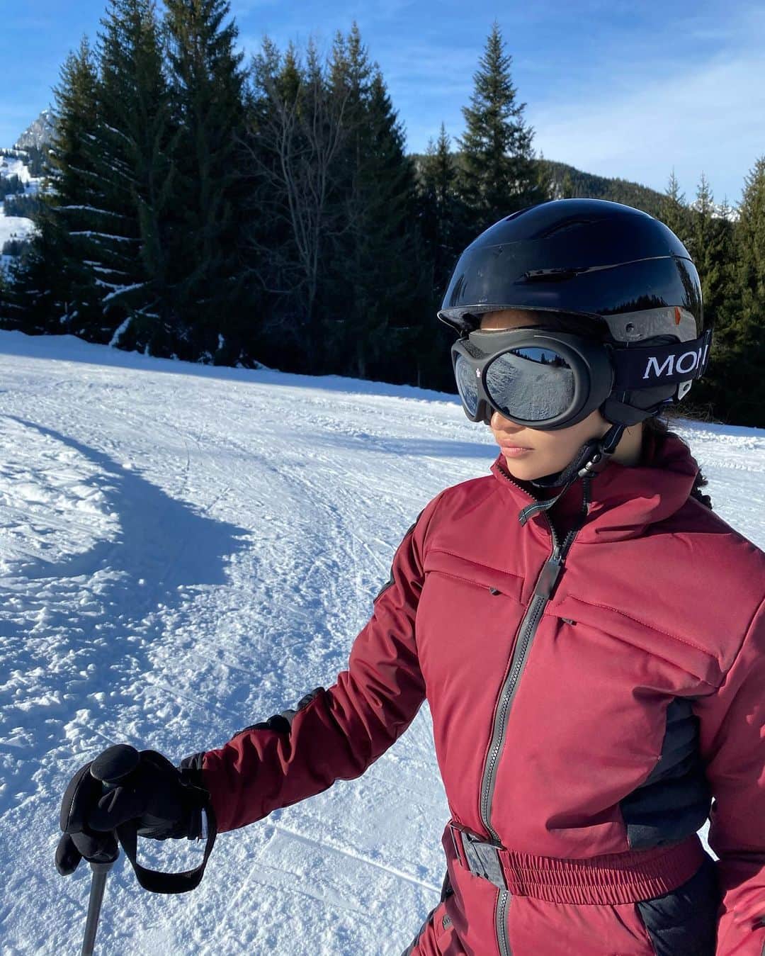 シャニーナ・シャイクのインスタグラム：「Ready for the slopes with my new @moncler @marcolin_eyewear #monclerlunettes #ad」