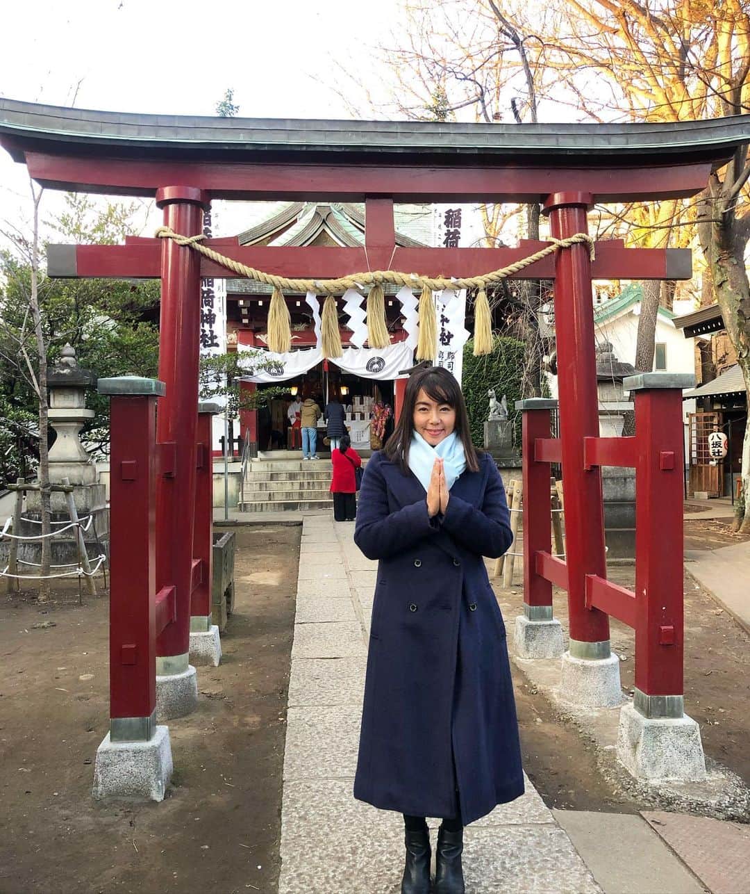 のインスタグラム：「実家で新年のご挨拶🙏 うちの両親が結婚式をした氏神様🤩私の七五三もずっとここ❤️ みんなで初詣⛩🙏 2020年、世界中のみんなが幸せでありますように❤️ #tokyo #2020  #初詣  #実家 #飲んだくれ  #食べて飲んで寝ての繰り返し  #太るよね」