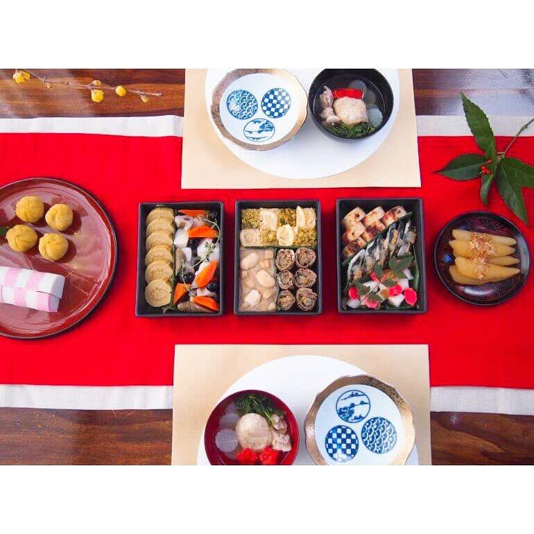 森下紀子さんのインスタグラム写真 - (森下紀子Instagram)「. 新年 おめでとうございます🎍✨ .  今年のお節は @meals_marumitsu  陶器のお重つき 調味料まで全て手作りのお節♡  今年は無理せず　 人にもどんどん頼って 自分のペースで進んでいこうと思います。  本年も よろしくお願いします！ . #meals #おせち料理」1月2日 16時43分 - noriko_morishita_