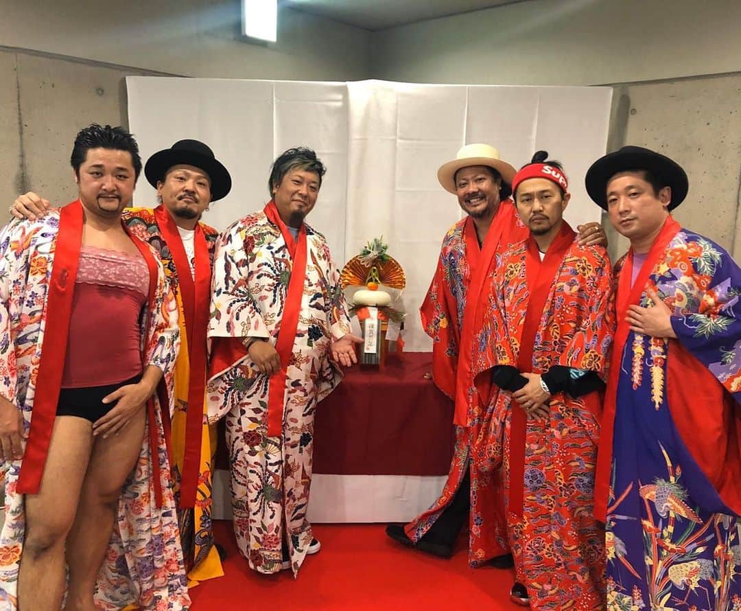 シーサーのインスタグラム：「・ ・ みんなで琉球びんがた。 お正月っぽくてスキな写真◎  #紅型 #mongol800 #今年もよろしくお願いします」
