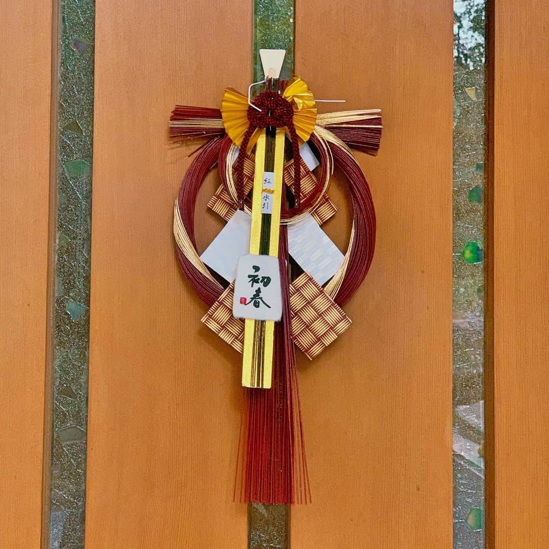 川嵜美佳のインスタグラム：「あけましておめでとうございます🎍  今年は… ・梅仕事をするっ♪ ・ヒトに会って、いっぱい話をする ・カラダを鍛える  新年早々、電車🚃手配でミスしたけど🙄💦 駅員さんも電話の窓口の方も みんないい方で救われました😂✨ 今年も皆さまのお支えをたよりに生きていきます🙇‍♀️ 2020年もよろしくお願いいたします♪  #正月 #新年 #誓い #がんばろ #2020 #happynewyear #japan #tokyo」