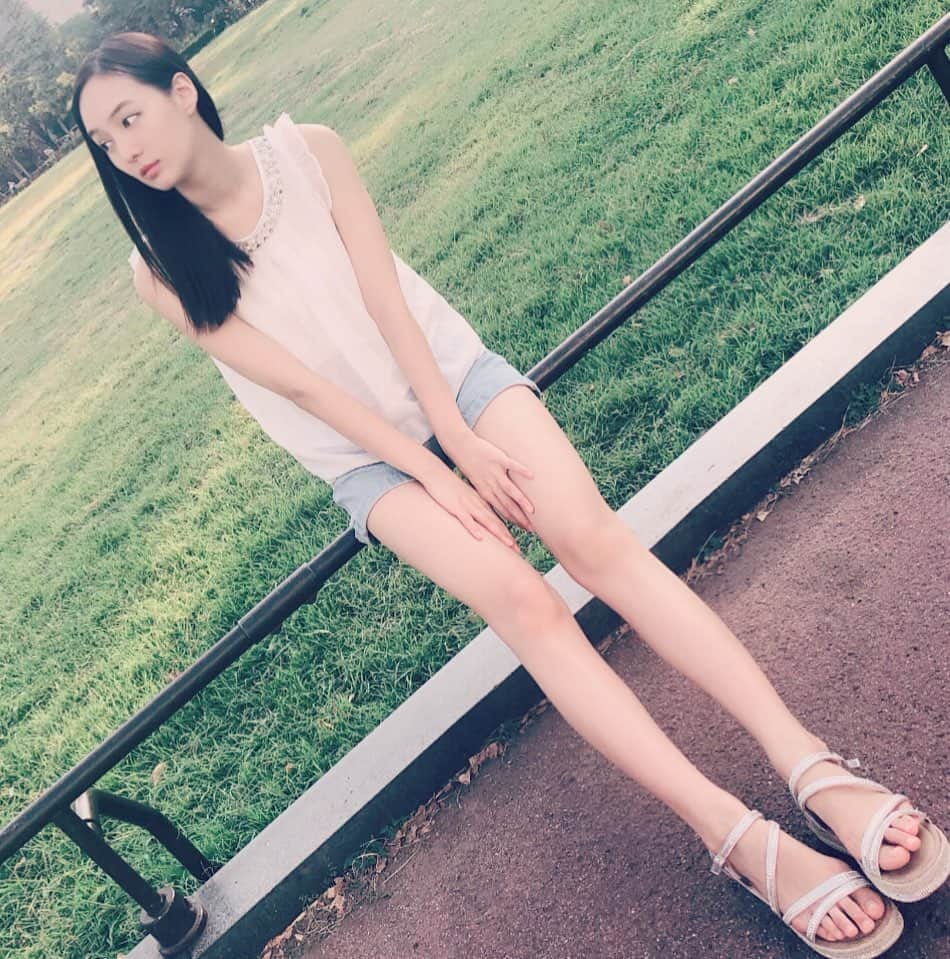 道江幸子さんのインスタグラム写真 - (道江幸子Instagram)「脚。﻿ ﻿ ﻿ ﻿ ﻿ ﻿ #おでこ #おでこ広い #オデコ #ポートレート #脚 #脚痩せ #脚やせ #生脚 #脚フェチ #美脚モデル #生脚 #美脚 #脚線美 #写真 #写真好き #写真好きな人と繋がりたい #足 #足フェチ #生足 #美足 #太もも #太ももフェチ #ふともも #ふともも写真の世界展 #ふともも写真 #ふくらはぎ #ふくらはぎ痩せ #おフェロ #おふぇろ #横顔」1月2日 16時50分 - sachiko_michie