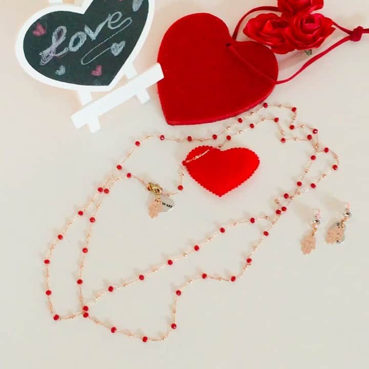 メイデンアートのインスタグラム：「#valentinesdaygift 💡. Beautiful necklace in rose gold, red crystals and rose gold hamsa charms. Available in 4 colors♥️ . Dm for info ℹ️ . #maidenart #valentineday #valentine #valentinegift #red #necklace #longnecklaces #longnecklace #necklaces #jewelry2020 #bohojewelry #bohochicjewelry #bohemianstyle #daintyjewelry #layerjewelry #delicatejewelry #delicatejewellery #delicatenecklace #hamsajewelry」