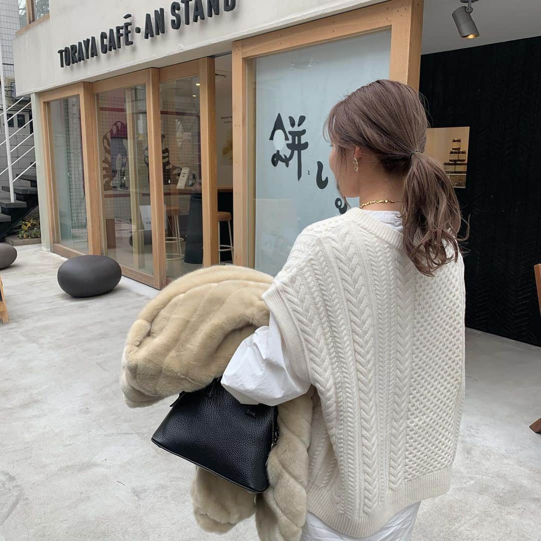 のインスタグラム：「𝙲𝚘𝚍𝚎𓄁❥ఌ 全身　@lilou__official  ですっ♡ 肩落ちのベストが お気に入りです〜🐭」