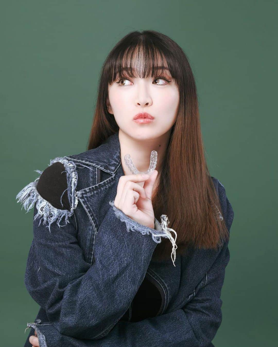 DJ mariennuのインスタグラム：「新感覚🦷透明な矯正!!!!! 不思議で可愛い💕 見えても気にならないかも。 @yushinkai_official」