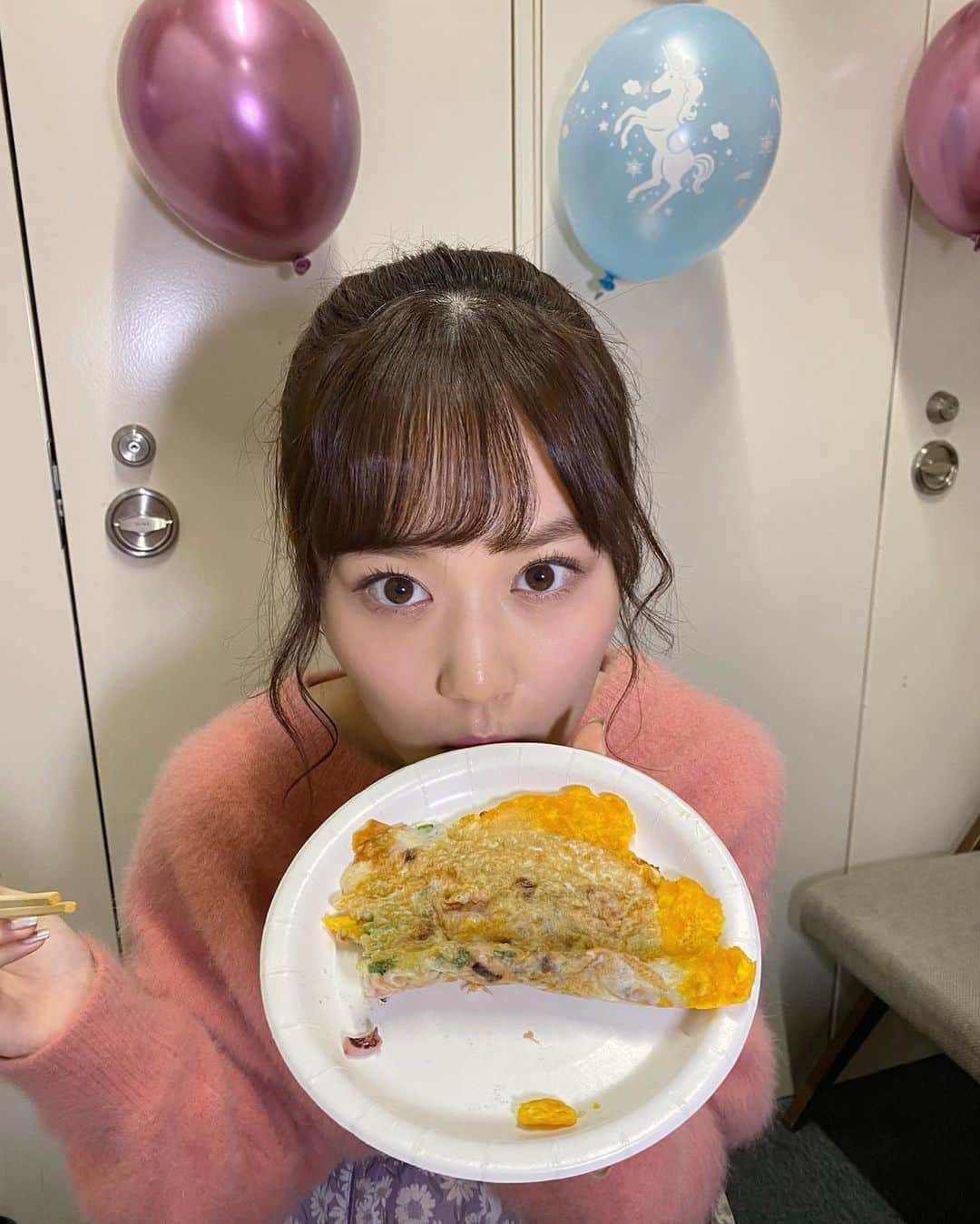 山下美月さんのインスタグラム写真 - (山下美月Instagram)「大阪ではロマンティックなイカ焼きも堪能しました😋💕﻿ ﻿ 動画はTwitter【mizuki1st_paris】チェックしてくださいね😘﻿ ﻿ #山下美月1st写真集﻿ #忘れられない人」1月31日 19時57分 - yamashitamizuki1st