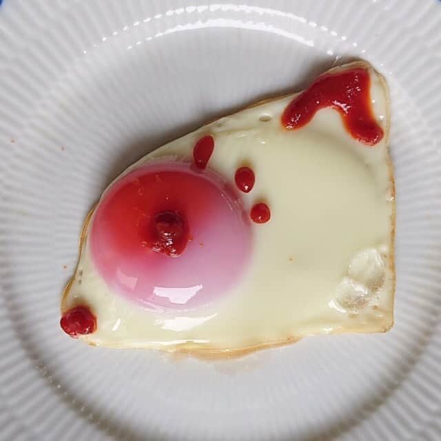 大地真央さんのインスタグラム写真 - (大地真央Instagram)「目玉焼きアート🍳 ・お喋りな、おばさんのニワトリ 🐔 ・シニヨンの面長なおばさん 🥚 ・ツインテールでぱっちり付けまつ毛のおばさん🎀 ・お気に入りのイヤリングが嬉しい明るいおばさん🤗 ・わからないさん 😥ペカソ🎨🤑🤯 #目玉焼きオリジナルアート 🎨 #朝食 #目玉焼き 🍳 #ノンオイル #ケチャップ🍅 #亜麻仁オイル #卵 🥚×1 #卵 🥚×2 #烏骨鶏 🐓 #八ヶ岳卵 🏔 #大地真央 撮影📱 #MAODAICHI」1月31日 19時59分 - daichimao_official