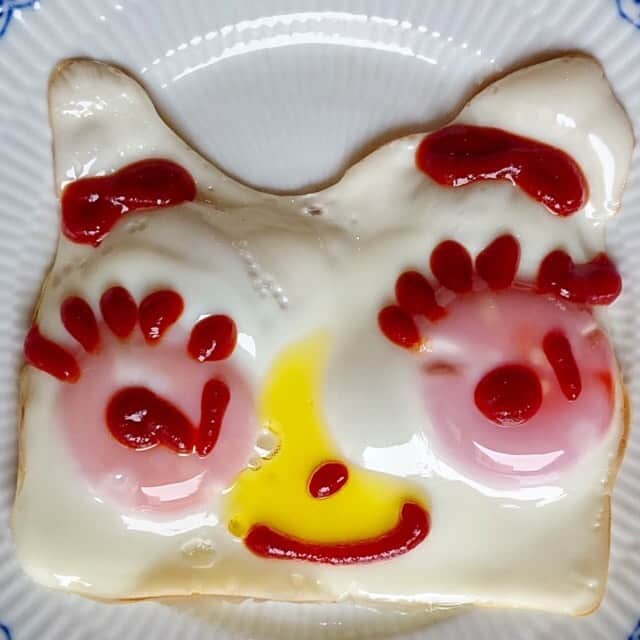 大地真央さんのインスタグラム写真 - (大地真央Instagram)「目玉焼きアート🍳 ・お喋りな、おばさんのニワトリ 🐔 ・シニヨンの面長なおばさん 🥚 ・ツインテールでぱっちり付けまつ毛のおばさん🎀 ・お気に入りのイヤリングが嬉しい明るいおばさん🤗 ・わからないさん 😥ペカソ🎨🤑🤯 #目玉焼きオリジナルアート 🎨 #朝食 #目玉焼き 🍳 #ノンオイル #ケチャップ🍅 #亜麻仁オイル #卵 🥚×1 #卵 🥚×2 #烏骨鶏 🐓 #八ヶ岳卵 🏔 #大地真央 撮影📱 #MAODAICHI」1月31日 19時59分 - daichimao_official