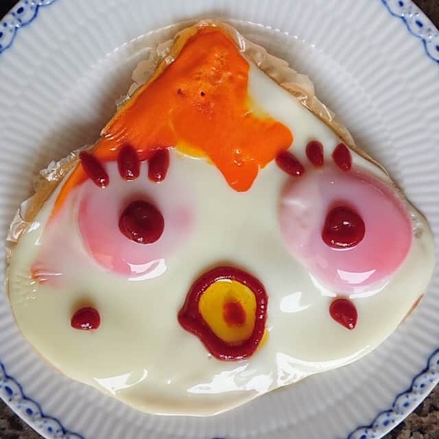大地真央さんのインスタグラム写真 - (大地真央Instagram)「目玉焼きアート🍳 ・お喋りな、おばさんのニワトリ 🐔 ・シニヨンの面長なおばさん 🥚 ・ツインテールでぱっちり付けまつ毛のおばさん🎀 ・お気に入りのイヤリングが嬉しい明るいおばさん🤗 ・わからないさん 😥ペカソ🎨🤑🤯 #目玉焼きオリジナルアート 🎨 #朝食 #目玉焼き 🍳 #ノンオイル #ケチャップ🍅 #亜麻仁オイル #卵 🥚×1 #卵 🥚×2 #烏骨鶏 🐓 #八ヶ岳卵 🏔 #大地真央 撮影📱 #MAODAICHI」1月31日 19時59分 - daichimao_official