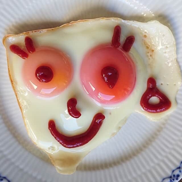 大地真央さんのインスタグラム写真 - (大地真央Instagram)「目玉焼きアート🍳 ・お喋りな、おばさんのニワトリ 🐔 ・シニヨンの面長なおばさん 🥚 ・ツインテールでぱっちり付けまつ毛のおばさん🎀 ・お気に入りのイヤリングが嬉しい明るいおばさん🤗 ・わからないさん 😥ペカソ🎨🤑🤯 #目玉焼きオリジナルアート 🎨 #朝食 #目玉焼き 🍳 #ノンオイル #ケチャップ🍅 #亜麻仁オイル #卵 🥚×1 #卵 🥚×2 #烏骨鶏 🐓 #八ヶ岳卵 🏔 #大地真央 撮影📱 #MAODAICHI」1月31日 19時59分 - daichimao_official