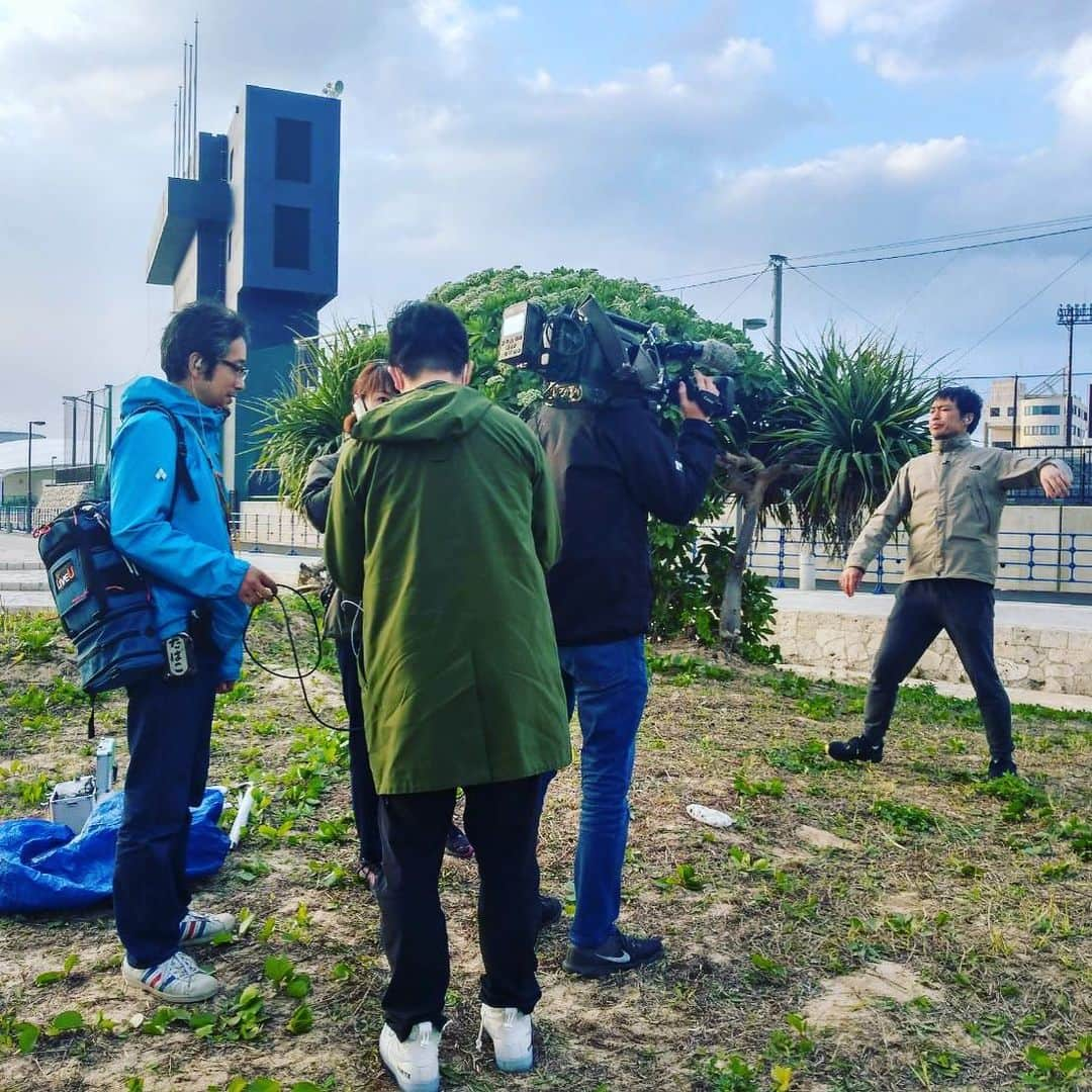 五十幡裕介さんのインスタグラム写真 - (五十幡裕介Instagram)「いよいよ明日、 プロ野球12球団のキャンプが始まります。 ファイターズは、2015年以来5年ぶりに、 全てのキャンプが沖縄で行われます。 「イチオシ‼︎」でも、先輩・谷口さんが 名護からの中継をしております。 合同自主トレも含めキャンプ中は、 朝から夕方まで取材で動き続けるので、 体力的にはタフなところもあるかと思うんですが、 沖縄組なんだか楽しそう…。 中継前に音声チェックで谷口さんと話すんですが、 そのやり取りも楽しくて、先輩イキイキしています。 そんな訳で、明日2月1日(土)放送のFFFFFは、 「キャンプイン生中継スペシャル」と題して、 名護から岩本勉さんと谷口さん、 ファームのキャンプ地国頭から室岡さんが、 どこよりも早く、ファイターズキャンプの ホヤホヤの最新情報を生中継でお伝えします！ 午前9時30分から、お見逃しないようお願い致します🙏 ちなみに、五十幡は、12日から沖縄に行きます🏃‍♂️ #北海道 #日本ハム #ファイターズ #lovefighters #2020 #プロ野球 #NPB #羽撃く #はたたく #FFFFF #キャンプイン #スペシャル #生中継 #1軍 #名護 #ファーム #国頭 #岩本勉 さん #ヒロ福地 さん #谷口直樹 さん #室岡里美 さん #球春到来 #楽しみだ #写真 は #中継 の #裏側 #ワンチーム #HTB #アナウンサー #五十幡裕介」1月31日 20時20分 - htb_isohatayusuke