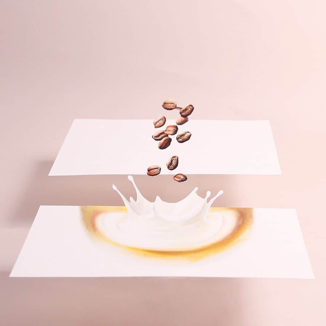 マウントレーニア(Mt.RAINIER)さんのインスタグラム写真 - (マウントレーニア(Mt.RAINIER)Instagram)「. よく見るとコーヒー豆もミルクも「絵」！？ #マウントレーニアのある生活 #トリックアート . 紙の上のコーヒー豆が紙の中のミルクへ。 実はこれ、両方とも2枚の白い紙に色鉛筆で描かれたイラストなのです！ . 一体どういう仕組み？ 気になる方はプロフィール（@mtrainier.official）へ飛んでこの投稿の次の投稿を見てみてください♪ 平面なのに立体的に見えるマウントレーニアで、仕組みが分かっちゃいます。 . さらに撮影と編集を工夫して、「絵」自体が浮いて見えるような不思議な画像に♪ 不思議がいっぱいのマウントレーニア、お楽しみいただけましたか？ . Illustration: Ryoma Sato/Twitter:satoo01102 . #マウントレーニア  #カフェラッテ  #カフェラテ #コーヒー豆 #ミルク #色鉛筆画 #色鉛筆イラスト #だまし絵 #グラフィックアート #アートのある暮らし #手書きイラスト #ほどけるひとくち」1月31日 20時15分 - mtrainier.official