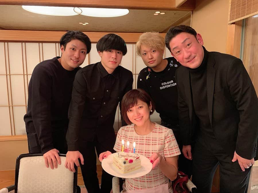 中村福之助さんのインスタグラム写真 - (中村福之助Instagram)「先日、母の誕生日でした！﻿ 久しぶりに家族で集まってお祝い🎂﻿ そして、今日博多に入り﻿ 稽古が始まっております💨﻿ 『新版オグリ』﻿ 演出が大幅に変わって﻿ 演舞場をご覧になった方も楽しんでいただけると思います！﻿ どうなっていくのでしょうか…﻿ ﻿ ﻿ #中村福之助 #歌舞伎 #スーパー歌舞伎 #新版オグリ #博多座 #中村芝翫 #三田寛子 #中村橋之助 #中村歌之助」1月31日 20時17分 - fukunosuke_3