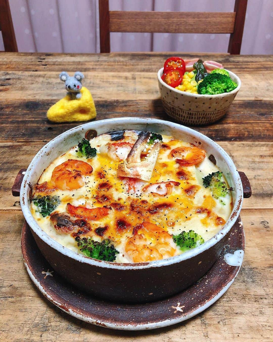 chaako ちゃあこのインスタグラム：「2020.1.31 * * 今日の晩御飯٩(๑❛ᴗ❛๑)۶ * ＊蟹と海老のマカロニグラタン ＊ハムサラダ * でした(๑´ڡ`๑) * 賞味期限間近の牛乳があったので、グラタンにしました。 * お正月に購入してた蟹の爪や蟹の脚の部分も乗せて豪華に(*≧∀≦) * 蟹が乗ってるだけでテンション上がります♡ やっぱり蟹は美味しい╰(*´︶`*)╯ * 今日は寒いし、グラタンにして良かったー。 #岡崎順子 さんのグラタン皿で食べると、更に美味しい(๑′ᴗ‵๑) * * * 今日は買い物に行って、マスクを探してウロウロとしました。 * 家のマスクが少なくなって来たので、買おうと思っただけなのに…お店にマスクが無い( ꒪Д꒪) * ドラッグストアにはいつもより人も多いし、マスクのとこに人だかりが… * かろうじて箱入りのマスクが購入出来たのですが、いつも買ってるマスクよりもお高め…いや、買えただけマシなのかな(º ﾛ º๑) * あー先週もっと買っておけば良かったー。 * * * #food#japan#japanese#kaumo#love#おうちごはん#おうちごはんlover#ラブめし#デリスタグラマー#dinner#晩御飯#gratin#グラタン#グラチネ#海老グラタン#マカロニグラタン#金成潤子#いかりん」