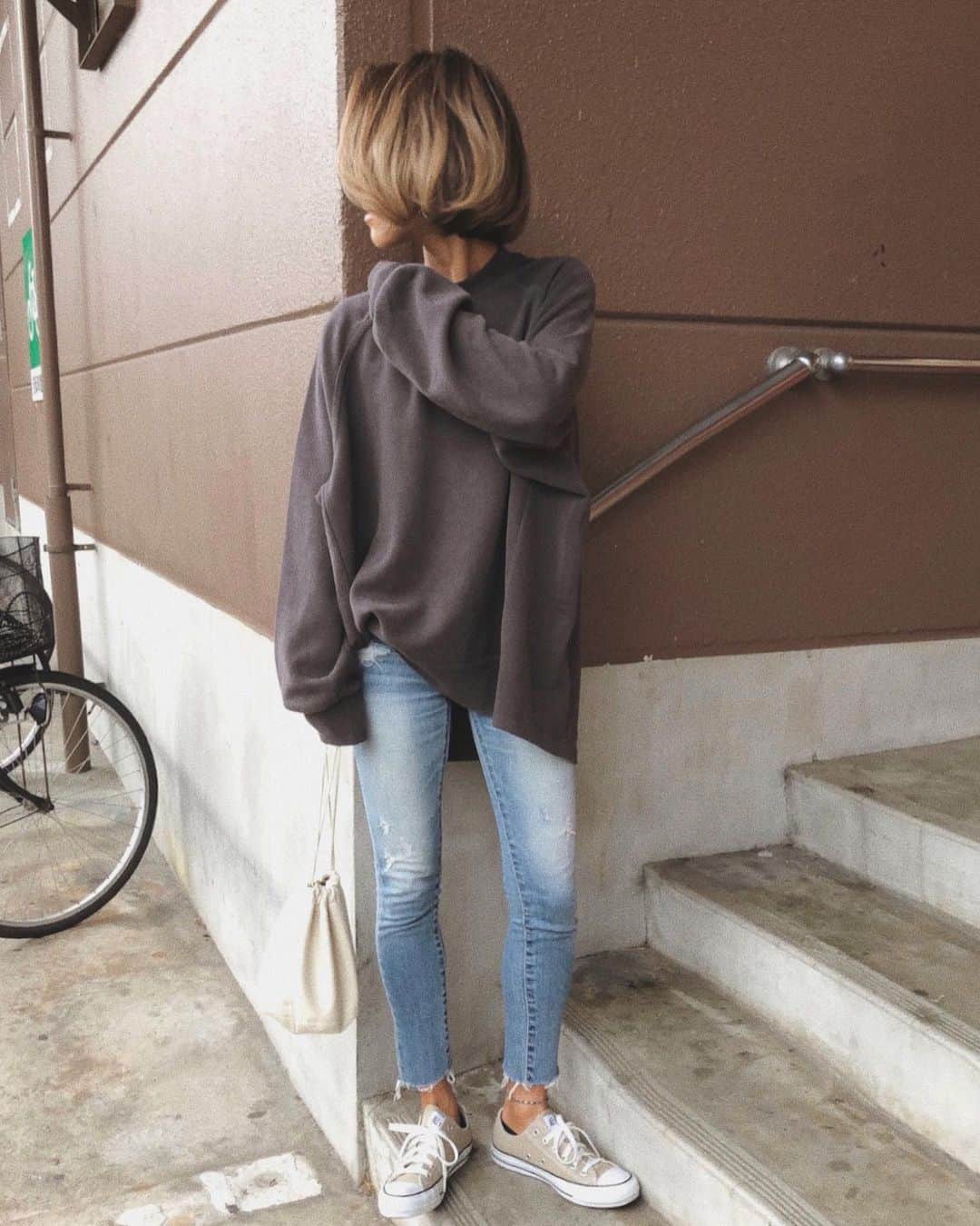 のインスタグラム：「. . ちょっとスーパーまで🥴✌︎ . . このデニム買ってから履いてなくて 一時期履けない時期もあったけど履けたー。笑 のとやっと履けた。笑 . . いい感じの厚みのあるロンTも スウェットと一緒にgetしてたの❤️❤️ @su_do___ のだよー🌹 これもまた最高に可愛い🥳 . . 少し暖かい日中ならヒートテック着れば 全然余裕だったよ🙌♡ . . tops ⋆ @su_do___  pants ⋆ @moussyofficial  bag ⋆ @cheri_official_  shoes ⋆ @converse . .  #ootd#outfit#fashion#coordinate#today#code#冬コーデ#ゆるアウター#大人カジュアル#カジュアルコーデ#シンプルコーデ#シンプル#休日コーデ#今日の服#デニム#デニムコーデ#コンバース#スニーカーコーデ#スニーカー女子 #ロンT」