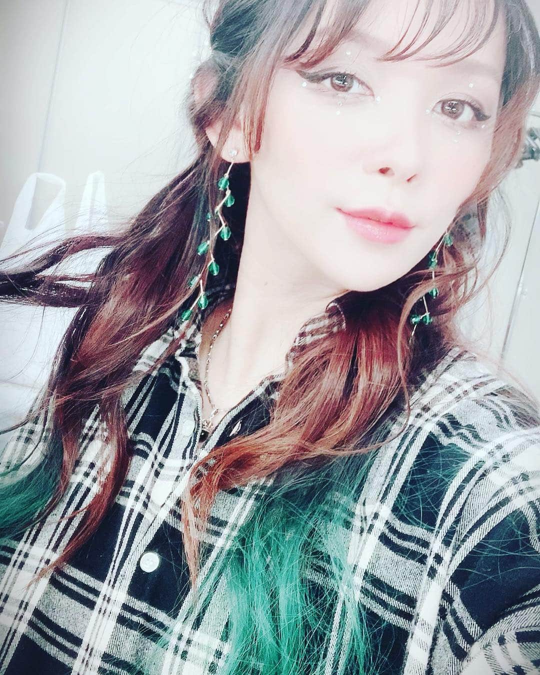 のインスタグラム：「仮面ライダーW仕様のヘアメイクでした🙌  サイクロンですね💁‍♀️ 輝きは映らなかったけど アイメイクにはスワロフスキーを貼り付け キラキラ🤩  しっかりと目尻にアイラインで跳ね上げて リップは控えめにヌーディカラー。  髪の毛は妊娠中なので染められないから ハーフウィッグのグリーングラデーションの物を使ってハーフアップにして、バックスタイルにはストーンとパールの木の枝の様なヘッドアクセを付けていました。  ピアスもグリーンの石のものでサイクロン感を🥳  と、こんな感じで超英雄祭のヘアメイク紹介でした👏  #ヘアメイク #ヘッドアクセ #スワロフスキー #アイライン #リップ #ヌーディ #ウィッグ #グリーングラデーション #ピアス #ハーフアップ #超英雄祭2020」