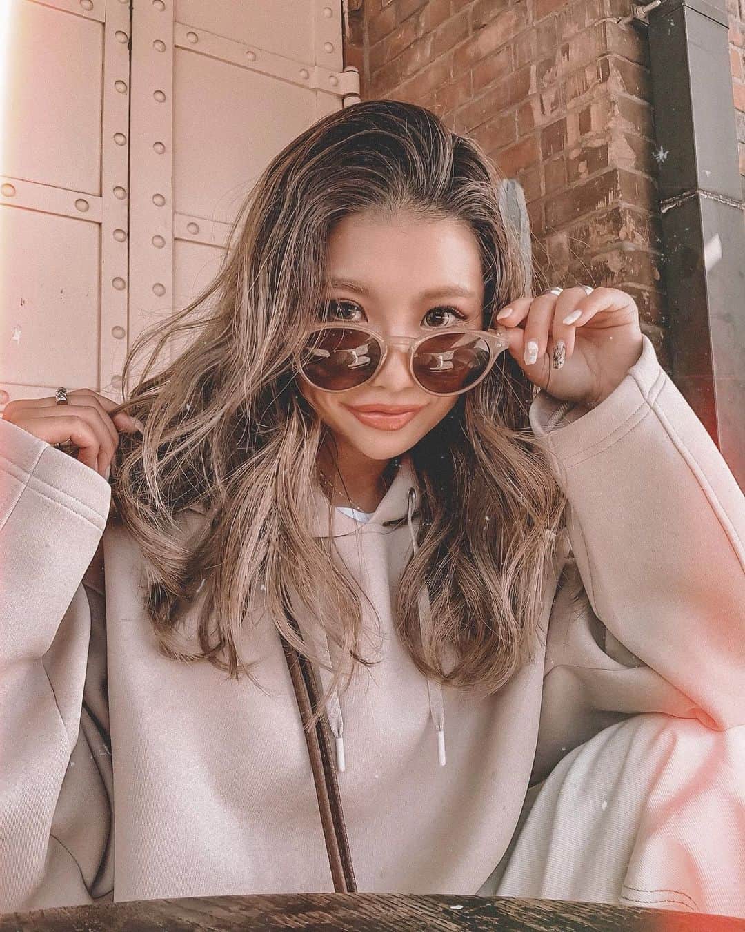 ✷kana✷のインスタグラム：「💇‍♀️hair color♡ . . 髪色いいかんじだよ〜 @elyts_nissy  つぎ暗めにしてインナーカラーするか ハイライト足すか悩むな♡♡ コテでなく、アイロンで巻くのにハマてる！ 時間があるときだけね笑 ナチュラルに見えておすすめ☺️ . そしてなんてことない今日のコーデも👉」