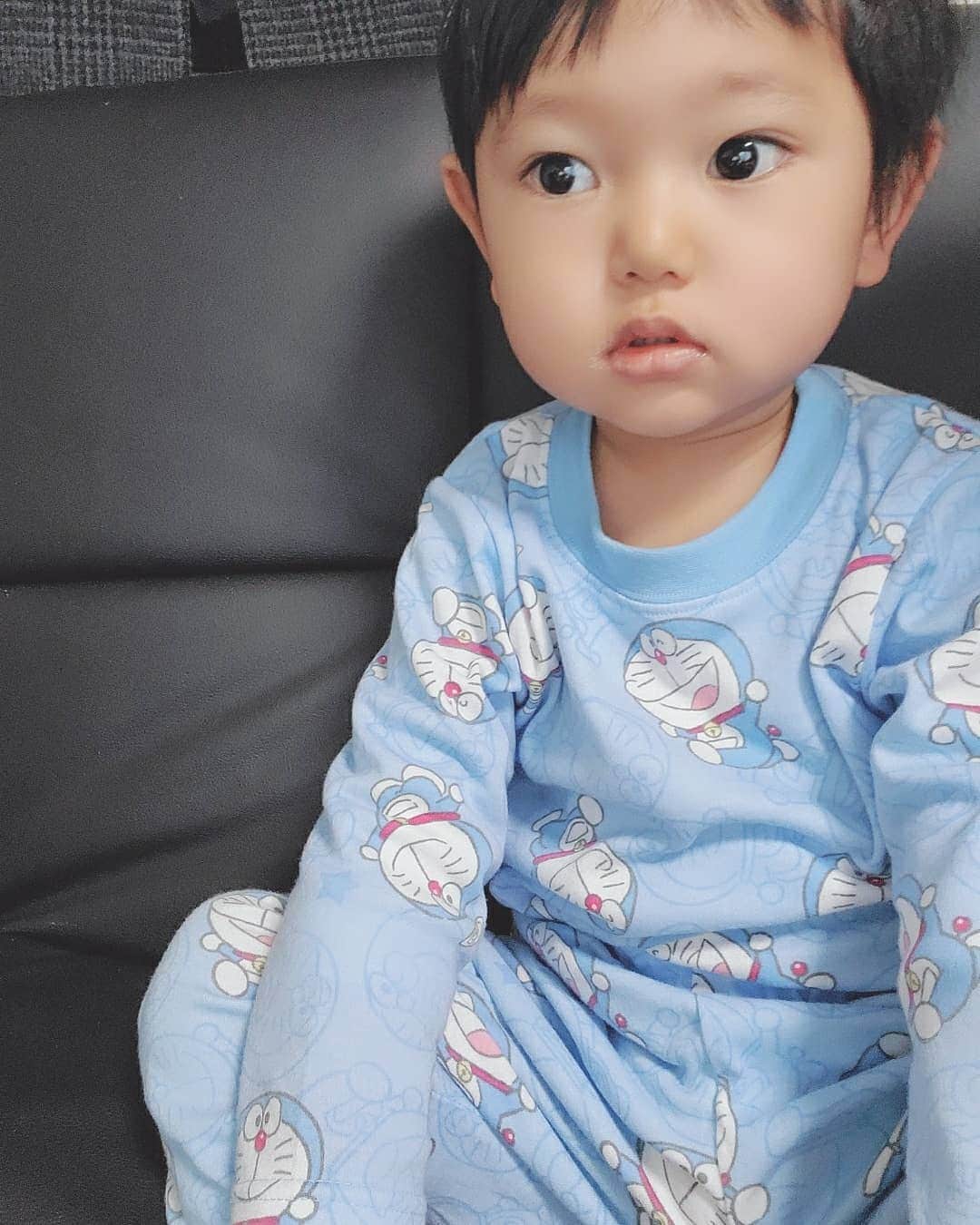 佐藤夏希のインスタグラム：「実家に行ったらすばるんのパジャマが用意されてた♡ かわいいドラえもん🥰❤️❤️❤️ お母さんありがと♡ 明日はわくわくなイベントがあるんだ😖💓💓💓 楽しみー♡ * * * #男の子#男の子ママ#おやこーで #むすこーで #息子#息子ラブ #1歳#1歳10ヶ月#ママ#ママさんと繋がりたい #ママスタグラム#mama#mamastagram #mamanoko #ママリ#babyboy#boy#成長記録#幼児#ドラえもん#パジャマ#new」