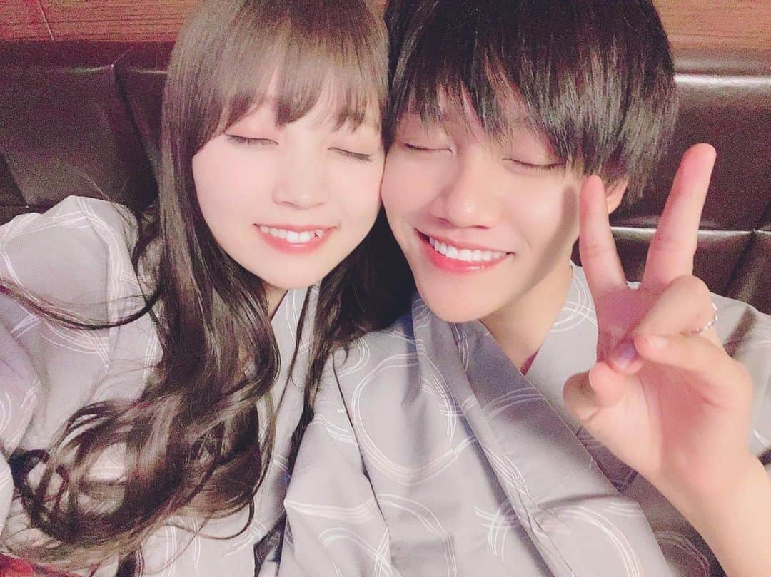 まういのインスタグラム：「1/31愛妻の日だってね。今日かりんちゃんからこの写真送られて来て、何故かすごいこみ上げて涙が出てきた(´д`)ﾅﾝﾃﾞｰ 最近低浮上過ぎて何してんの？って思われるだろうけど、ちゃんと思い出作りに花を咲かせてるよ✩ 結婚生活って毎日繰り返されておんなじように見えるけど、どれもが新鮮な体験で　尊い時間だなーってしみじみ思う。昔の1時間と今の1時間が全然違うもん。時間の概念が変わった。そうやって日々目の前で起こってることを追っていくうちにあっという間に時間は過ぎていって、その中にSNSってのが入り込むスキマが全く無い事に気付く。色んなところに連れ出してくれる妻には本当に感謝だし、これからも引き続きよろしくお願いしますヽ(｀Д´)ノ✩  あと全然投稿できてなかったからまとめて言っちゃうけど時人、湧、あらしゃんお誕生日おめでとう。(笑) アップできてない写真たちはちゃんとあげるようにします。もったいないのでちゃんと放出します。見てやってください👍高評価とチャンネル登録よろしくお願いします」