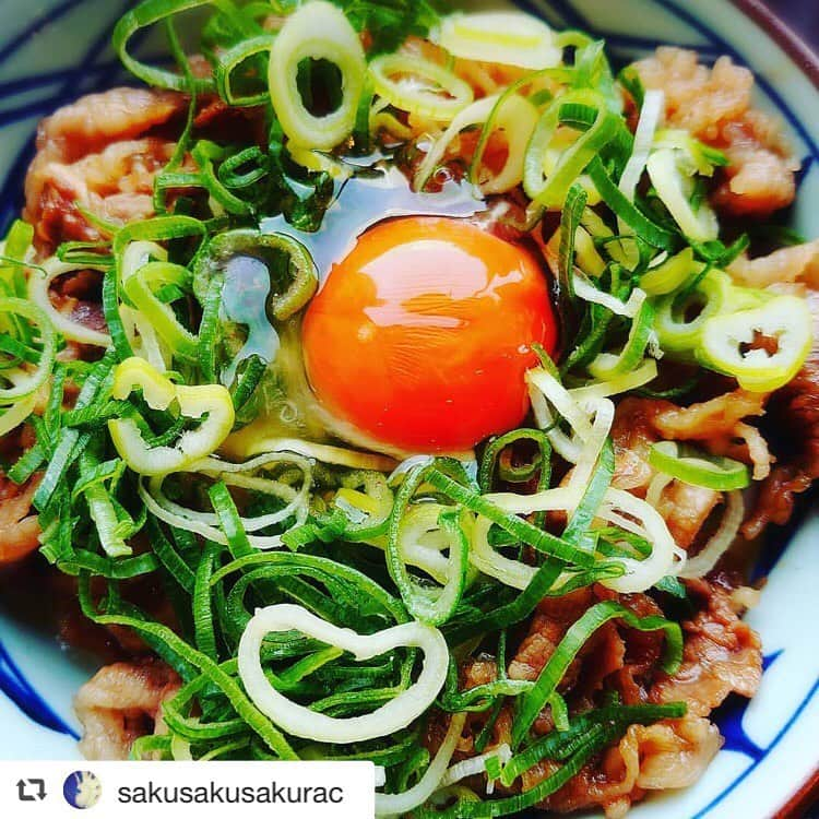 丸亀製麺さんのインスタグラム写真 - (丸亀製麺Instagram)「ご来店ありがとうございました🥰ねぎたっぷりのせて食べるの美味しいですよね！ Repost @sakusakusakurac ・・・ 久々#牛すき釜玉 😋  ネギだくで。  えび天とさつまいも天、とり天も頬張って幸せー♥  #丸亀製麺」1月31日 20時34分 - marugame_