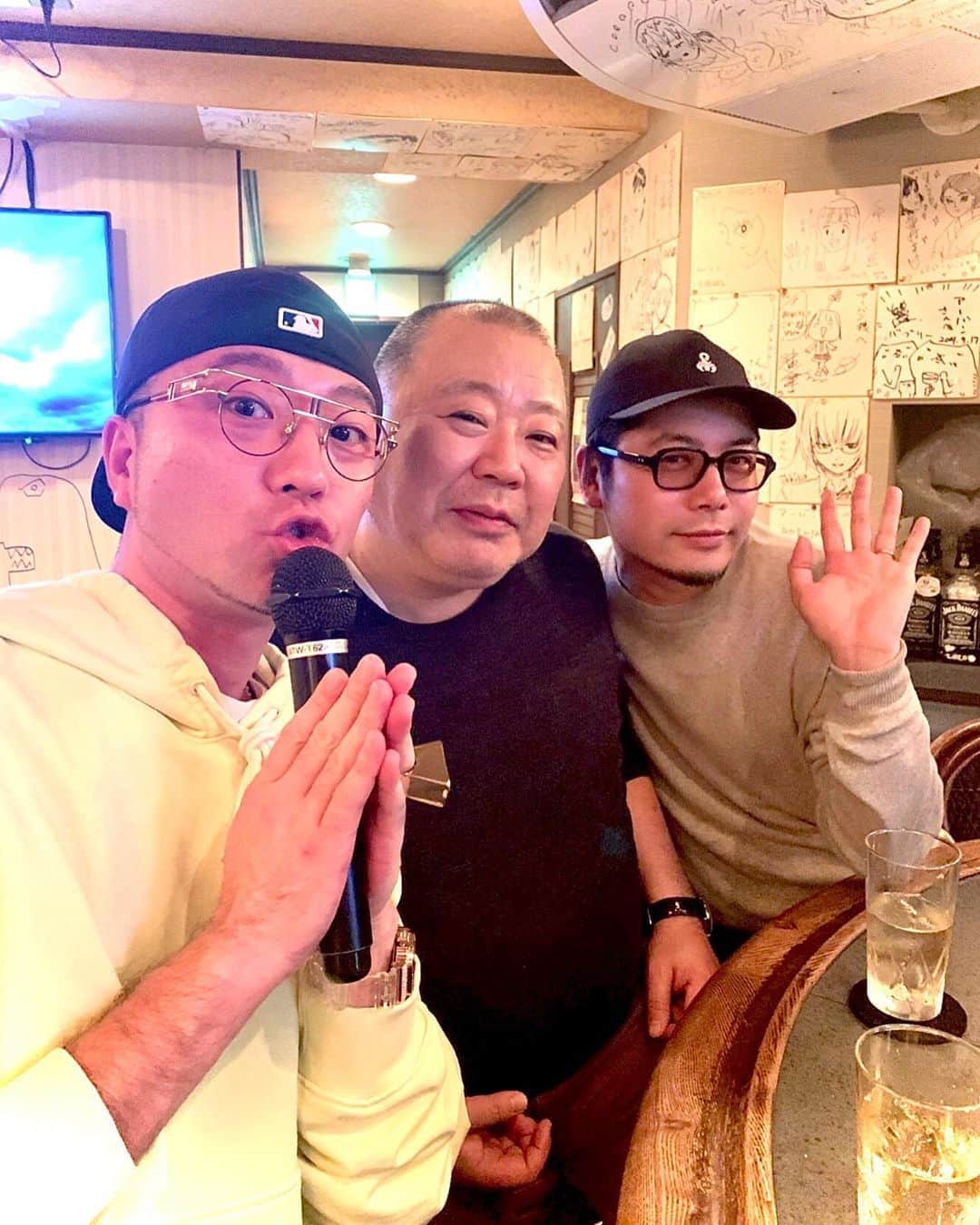 ZEN-LA-ROCKのインスタグラム：「昨夜はヤマダ君のお導きでスナックアーバンで都築さんとお話させてもらって、その足で石黒さんにも会えるというミラクルDAYでした😭😭😭 憧れの先輩方は本当最高すすす！！！ . . . #都築響一 #石黒景太 #スナックアーバン」