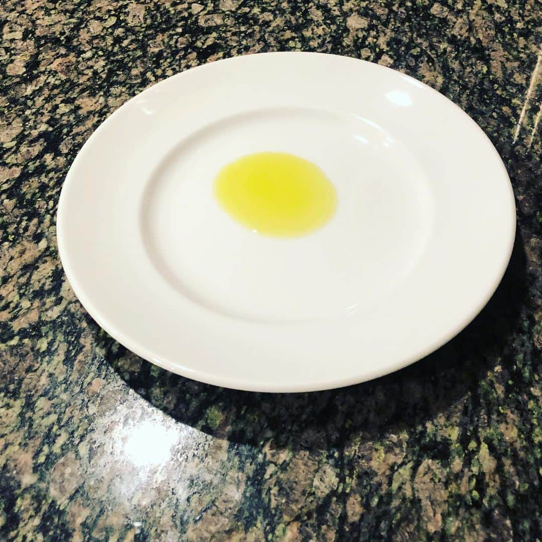 デイブ・クーリエさんのインスタグラム写真 - (デイブ・クーリエInstagram)「I haven’t posted one of my signature dishes since studying @foodnetwork in January. This is Popeye’s fave dish - “Olive Oyl.” Ingredients: Olive oil. #cutitout #chef #chefsofinstagram #culinary #culinaryarts #foodies #foodiesofinstagram」1月31日 20時39分 - dcoulier