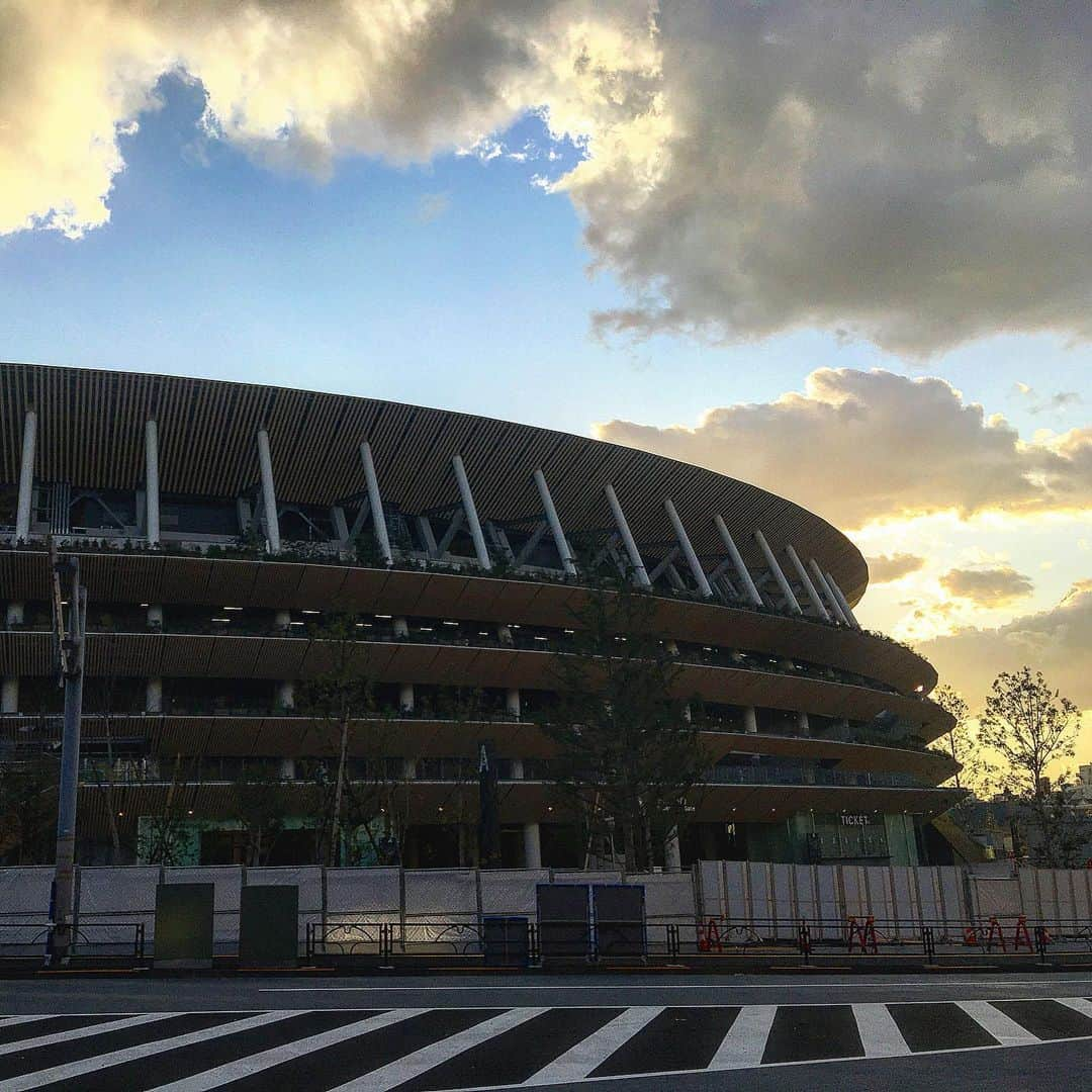 弦さんのインスタグラム写真 - (弦Instagram)「オリンピック楽しみだなー #新国立競技場 #富士山」1月31日 20時41分 - gen_official_page