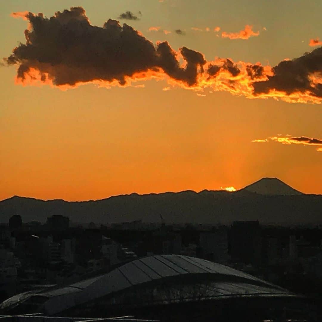 弦さんのインスタグラム写真 - (弦Instagram)「オリンピック楽しみだなー #新国立競技場 #富士山」1月31日 20時41分 - gen_official_page