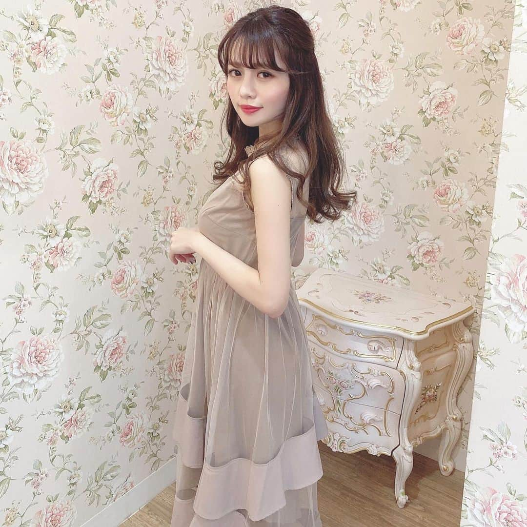 Isakoさんのインスタグラム写真 - (IsakoInstagram)「dressと壁紙がぴったり👗💕 . . もっと美しく、可愛く、可憐でいたいです🥰 . . . . dress @emiriawiz_official 👗 . . . . #emiriawiz#エミリアウィズ#ドレス#ベージュコーデ#ヌーディーカラー#グレージュ#グレージュカラー#ベージュカラー#プリンセス#チュールドレス」1月31日 20時45分 - ichaaako