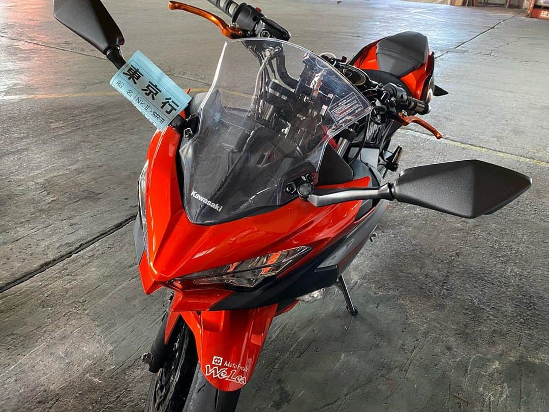 AMIのインスタグラム：「・ ・ 沖縄→東京にninja400と戻ってきました〜🎵 ・ ・ そこで、皆さんにお願いです🙏 関東近郊で、冬でも走れるオススメのツーリングスポットをコメントで教えてください(*•̀ᴗ•́*)و ̑̑ ・ ・ せっかくバイクも持ってきたので色んなところ行ってみたい〜🏍 防寒着も手に入れたので準備はバッチリです✊🔥 ・ ・ ・ ・  #バイク女子 #ライダー女子 #バイク #単車 #バイクのある生活 #バイクのある風景 #バイク好きな人と繋がりたい #ツーリング #ツーリング仲間募集中 #bike #motorcycle  #japan  #오토바이  #바이크 #沖縄 #okinawa #ninja #ninja400 #zx14r #kawasaki」