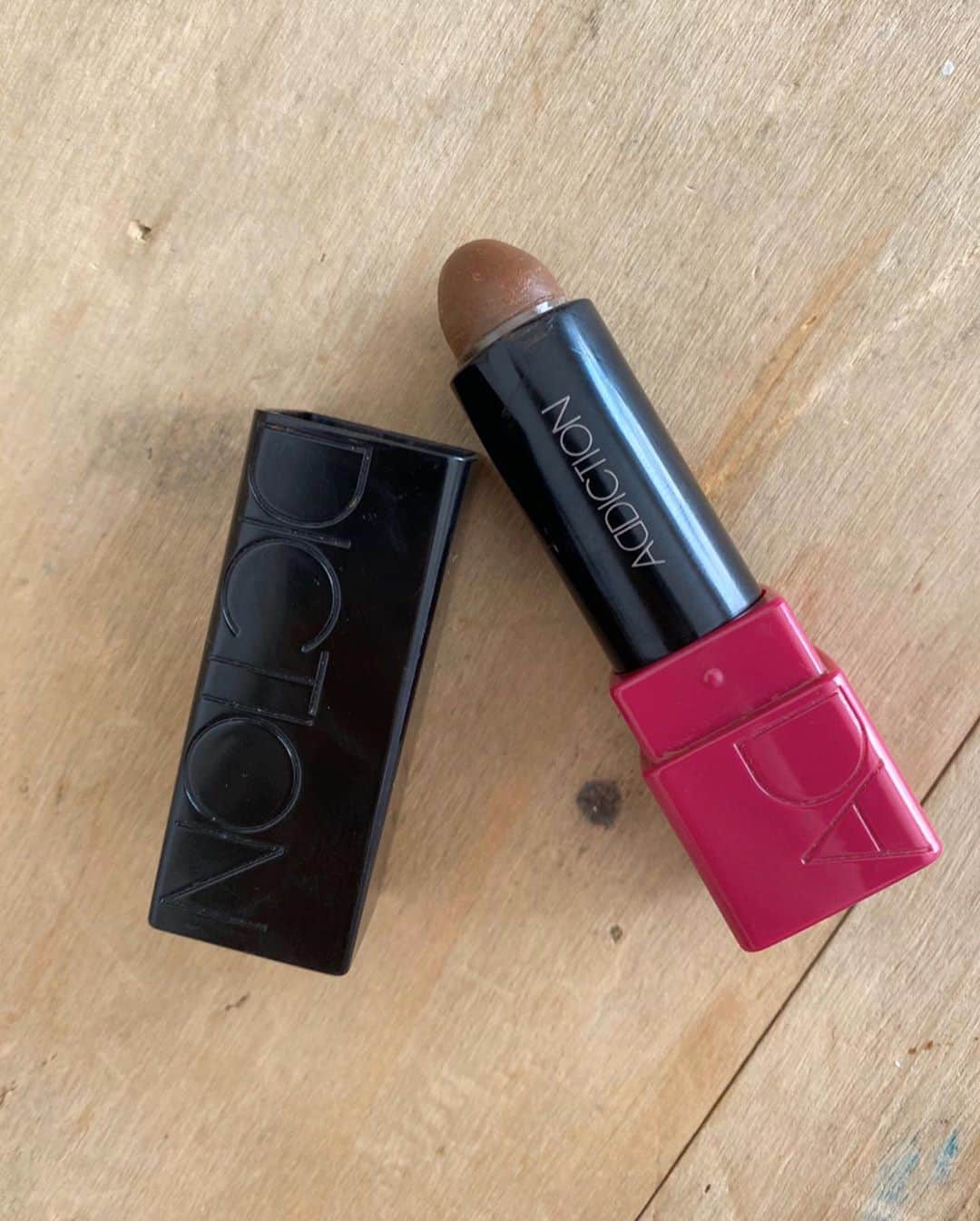 のインスタグラム：「最近の #しばメイク💄 @addictionbeauty_official  のチークスティック アルガンツリー　13番 とてもおすすめ！！！ 思えば二本目だ。絶妙な色をしてくれるこのカラーが気に入ってて、最近はおなじみ　@celvoke.jp のインフィニトリーカラー02 と重ね付けしてるよ♡ とくに5枚目がアルガンツリー13番のカラーで分かりやすいよ💋」
