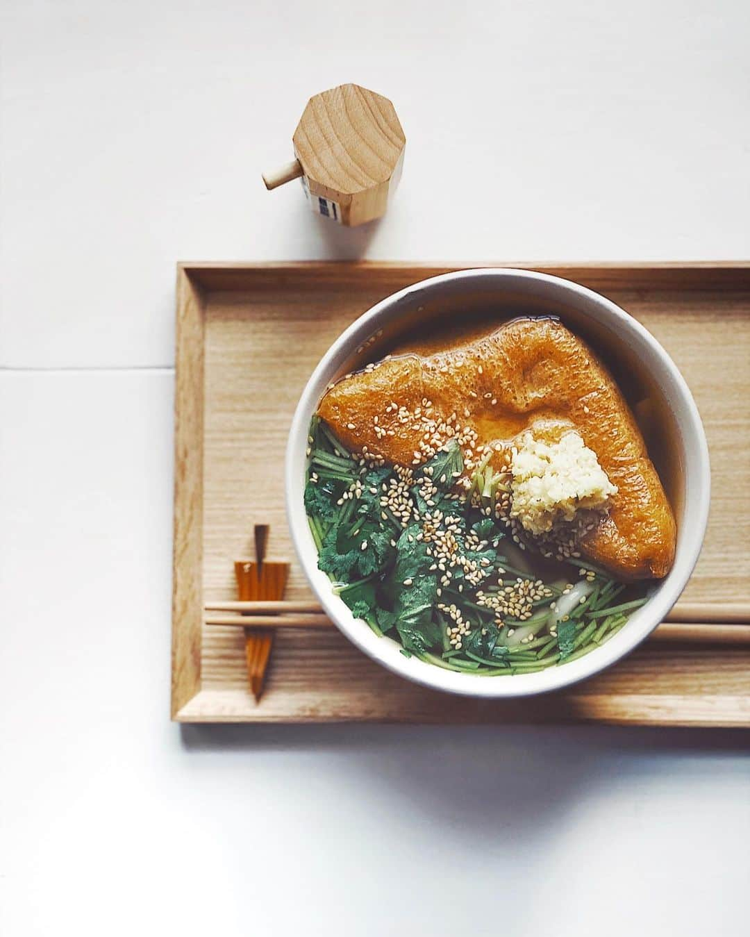 Chinamiさんのインスタグラム写真 - (ChinamiInstagram)「Udon with deep-fried tofu and mitsuba. Have you ever eaten udon noodles? It's perfect on a cold winter day🍲🥢 #japanesefood #udon #foodporn  分厚くて旨味がぎゅっと凝縮した厚揚げがポイントです。 #きつねうどん　#うどん  ところでところで、 ストーリー楽しんでいただいてますか〜^_^？ 日常の中で気になったものや作ったお料理なんかを日々撮りためているのですが、こうやって毎日6枚の写真を1枚にまとめていると、へぇ自分はこんな日常なんだなぁ、ある意味偏ってるなぁ(笑)なんて客観的な目線も芽生えたりしています。  ヴィンテージ家具屋を営んでいることもあり、朝から晩まで時間配分がなかなかうまくいかず実はバタバタの毎日ですが、これからも続けられる限り写真を撮っていきたいと思っていますので、どうぞよろしくお願いします。」1月31日 20時53分 - chinamiphoto