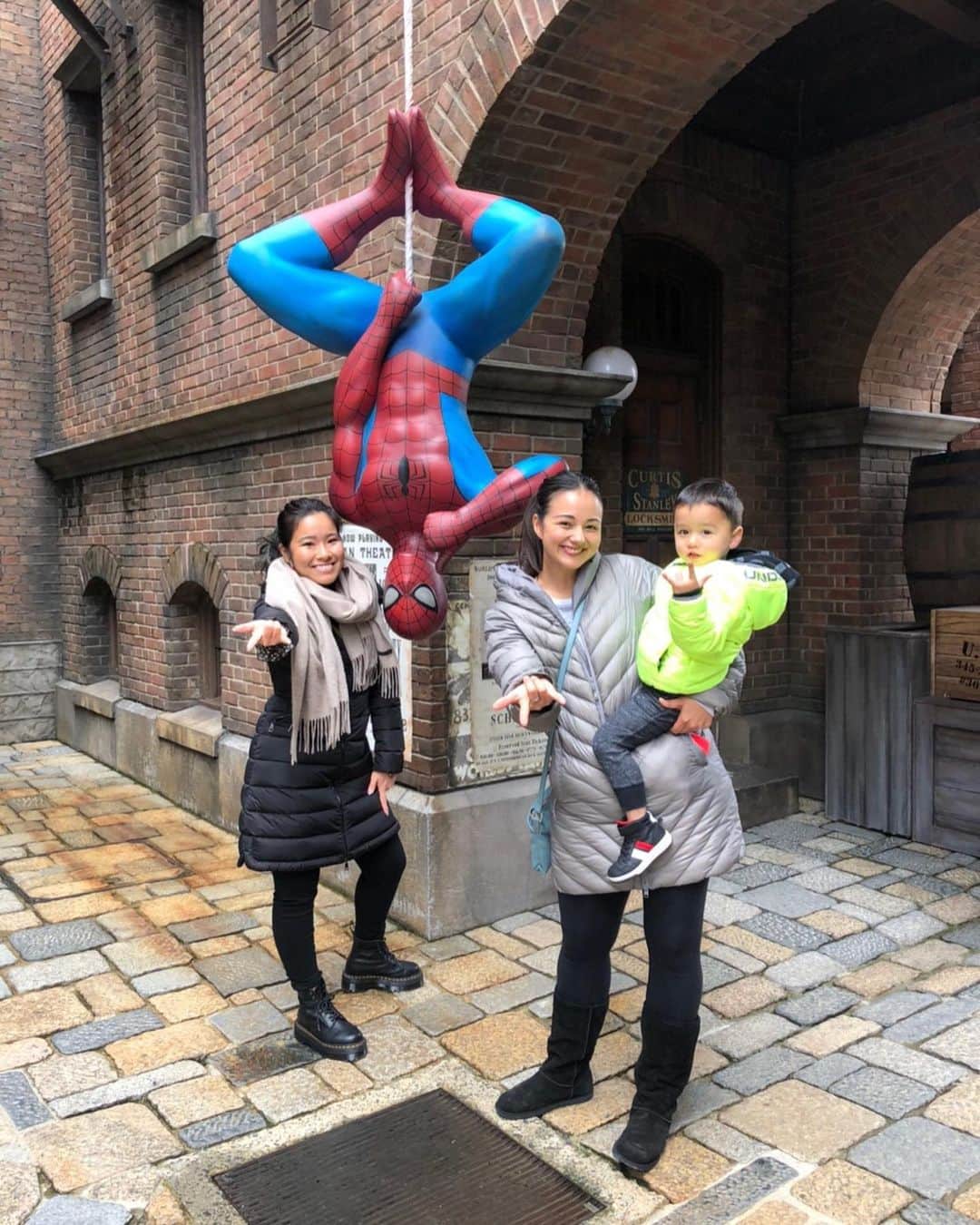 エリナ シルカのインスタグラム：「Meeting his hero, Spider-Man 🕷  スパイダーマンにハマりすぎて、USJ大喜びな息子😍」