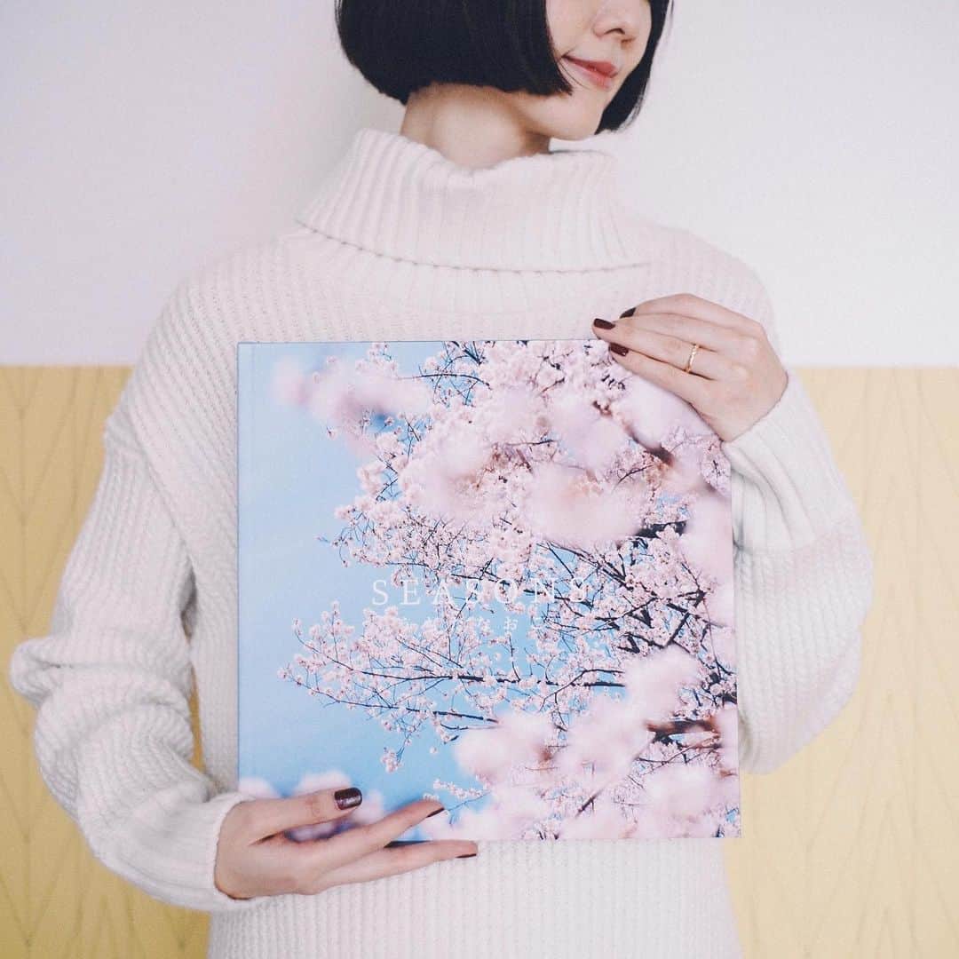 Naokoのインスタグラム：「【SEASONS】* * 今回、Canonさんからお話をいただき リニューアルされた『PhotoJewel S』で フォトブックを作成させていただきました。  三種類のサイズや用紙で作成したのですがそれぞれに良さがありとても面白かったです。製本方法や紙質などにもこだわりたい方にオススメのフォトブックです。  手元に届いて触って見てみた時の高揚感は今までいくつか作ってきたフォトブックとは格段に違いました。写真集を作った、というような仕上がりです。  パソコンのアプリから作成したのですが自由度が高いのに作成サポート機能が充実していて、もどかしさやイライラもなくスムーズに気持ちよく作成できることにもびっくりしました。  また、今回は今までInstagramに載せてきたものを四季をテーマに分けて作ってみました。Instagramからの写真利用も本当にスムーズで驚きです！  ぜひこのリニューアルを機にフォトブックで写真を丁寧に大切に残してみませんか。オススメは３０㎝サイズのファインアート紙、レイフラット製本です。  PhotoJewel Sの作成から使用感などインタビューを受けた時の記事が、Canonさんのホームページにアップされたので是非みてみてください。リンクはストーリーズとプロフィール欄に載せておきますね。  #キヤノン #キャノン #フォトブック  #PhotoJewelS  #フォトジュエルエス」