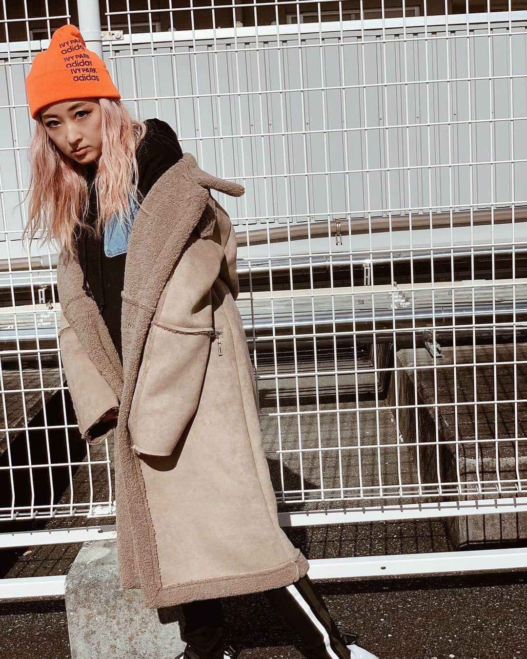 jyA-Me（ヤミー）のインスタグラム：「TADAIMA✈️ Japan has super cool❄️ #arholiday#arholiday代官山 #arholiday_ootd #arh_makemaday #アンティローザホリデー #ムートンコート 薄いのにチョーあったかい❤️ #Beyonce#IVYPARK#adidas」