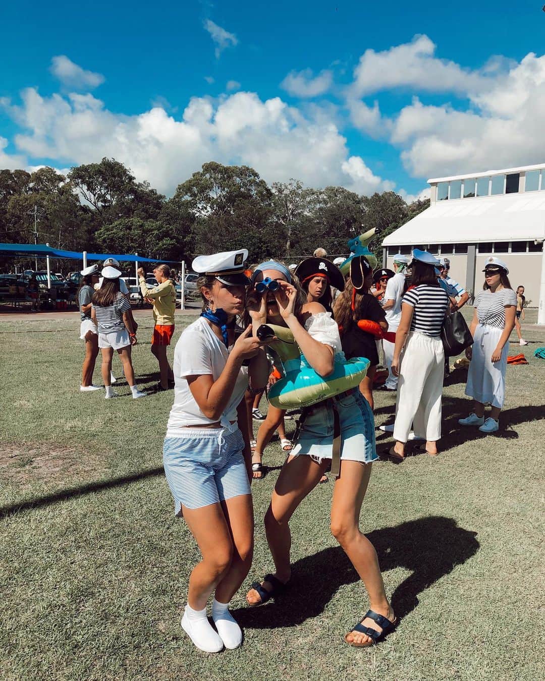 Ellie BEERのインスタグラム：「the pirates and sailors have hit palm beach. also happy birthday halley geyer!! 11 years of laughs, sprinting up and down the field/beach & acai bowls @halle.geyer xxxx」