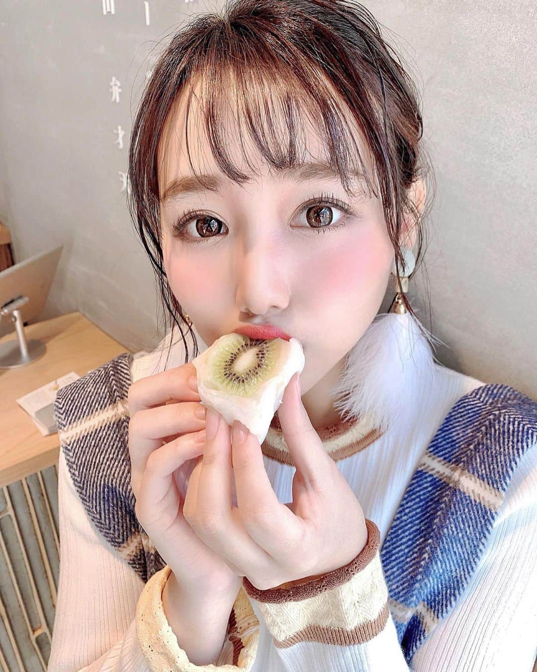 加藤里奈さんのインスタグラム写真 - (加藤里奈Instagram)「. @benzaiten.daifuku のフルーツ大福食べたよ〜〜〜🍓 フルーツ大福ってものによって全然味違うんだね。。 めちゃおいしかった。。😭💓 . 写真に写ってるのは、キウイだよん🥝 あと、いちごとリンゴとみかんも買った🍊🍓🍎 . 次行った時はメロンとマンゴー買うって決めた🤣❤︎ . 覚王山にあるよん、駅から歩いて行けるー！✌︎ . 服は @mitoreru_official の、 カラコンは　@lanicon_official です❤︎ . #ootd #fashion #instafood #instagram #instalike  #hairstyle #outfit #code #coordinate #style #stylepoint #instafashion #instagood #instalike #ファッション #撮影 #ヘアアレンジ #ヘアスタイル #アレンジスタイル #ヘア #かとこ #コーディネート #コーデ #かとこーで #今日の服 #フルーツ大福 #覚王山グルメ #覚王山 #名古屋」1月31日 21時15分 - katoco0326