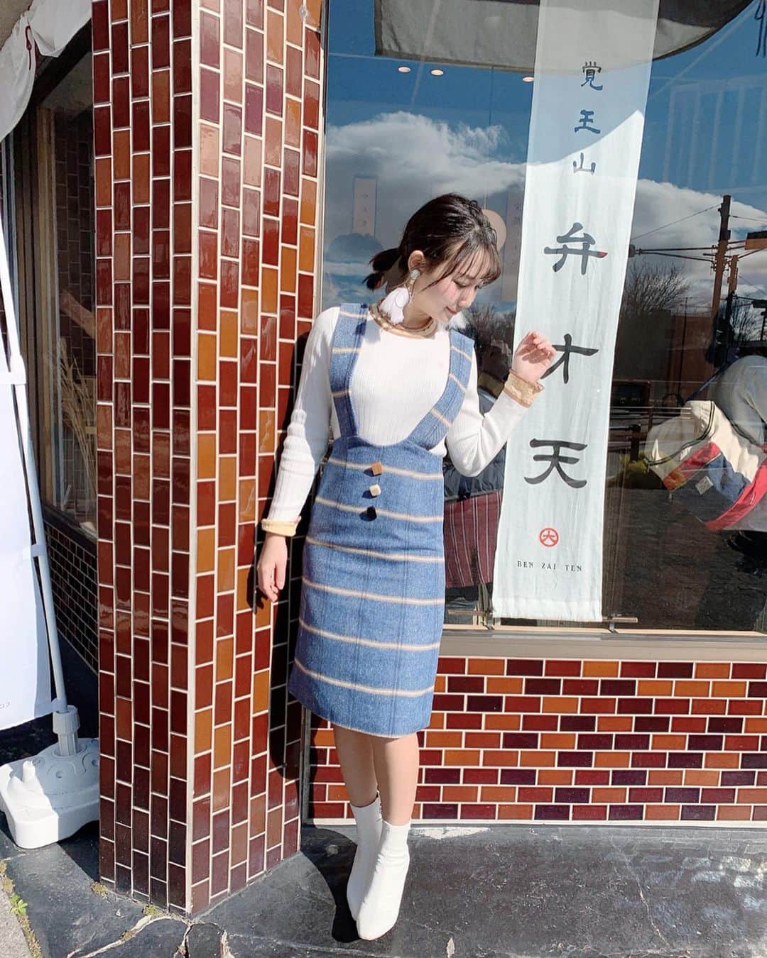 加藤里奈さんのインスタグラム写真 - (加藤里奈Instagram)「. @benzaiten.daifuku のフルーツ大福食べたよ〜〜〜🍓 フルーツ大福ってものによって全然味違うんだね。。 めちゃおいしかった。。😭💓 . 写真に写ってるのは、キウイだよん🥝 あと、いちごとリンゴとみかんも買った🍊🍓🍎 . 次行った時はメロンとマンゴー買うって決めた🤣❤︎ . 覚王山にあるよん、駅から歩いて行けるー！✌︎ . 服は @mitoreru_official の、 カラコンは　@lanicon_official です❤︎ . #ootd #fashion #instafood #instagram #instalike  #hairstyle #outfit #code #coordinate #style #stylepoint #instafashion #instagood #instalike #ファッション #撮影 #ヘアアレンジ #ヘアスタイル #アレンジスタイル #ヘア #かとこ #コーディネート #コーデ #かとこーで #今日の服 #フルーツ大福 #覚王山グルメ #覚王山 #名古屋」1月31日 21時15分 - katoco0326