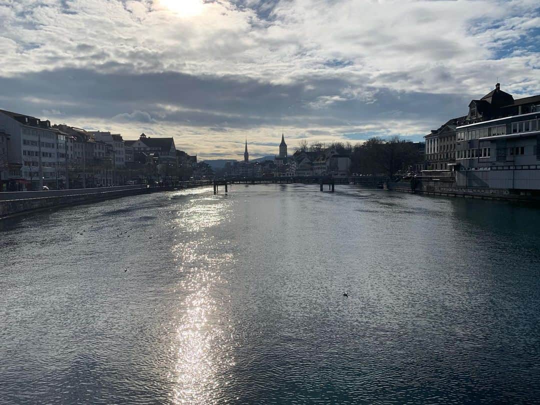のインスタグラム：「今日のZurichはキラキラのperfect day!!!!! #Swiss #🇨🇭 #Zurich」