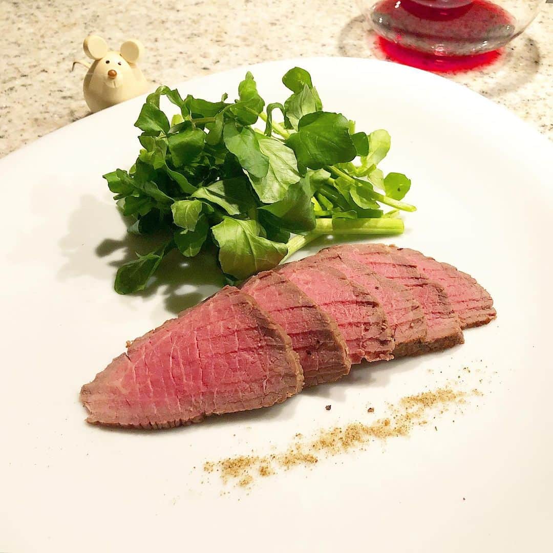 榊山敬代のインスタグラム：「🥩🔍… ・ ・ 先程お弁当の記録と おもいましたけれど  その前に一月最後の御馳走 ローストビーフ制作の記録  作り方変えてみたのだけど やっぱりいつも通りが良く  ちょっと納得いかない仕上がりの巻  けれども今回の発見は ハーブソルトの相性が とても良くて発見の巻  しばらく癖になりそうな組み合わせにて  ローストビーフ こしらえる研究  つづく… ・ ・ さて今から夕食準備 🧙‍♀️今夜は〜🐙💫… ・ ・　 #令和二年 #子年  #夕食 #夜食 #dinner #おうちごはん  #おつまみ #スタミナ回復 #food #お肉大好き  #meat  #お肉 #牛肉 #beef #ローストビーフ #roastbeef #vegetable #cresson #healthy #wine #rosso #栄養補給 #artist #kitchen #cooking #日本画家 の #お料理こんなもん」