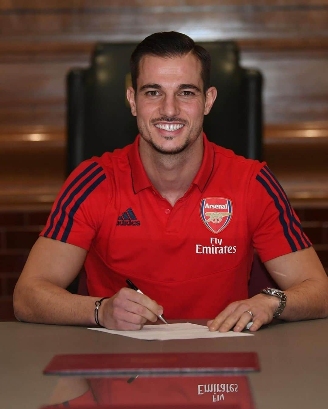 セドリック・ソアレスさんのインスタグラム写真 - (セドリック・ソアレスInstagram)「I am very happy to have signed for Arsenal, one of the biggest clubs in the world. It is a privilege to join a team with such a rich history, class and loyal supporters. It's great that I have come to north London to be part of this talented squad. I will work my hardest and give my all to help Arsenal reach its goals and make all gunners proud! #COYG #Arsenal #AFC #Gunners」1月31日 21時16分 - cedricsoares41