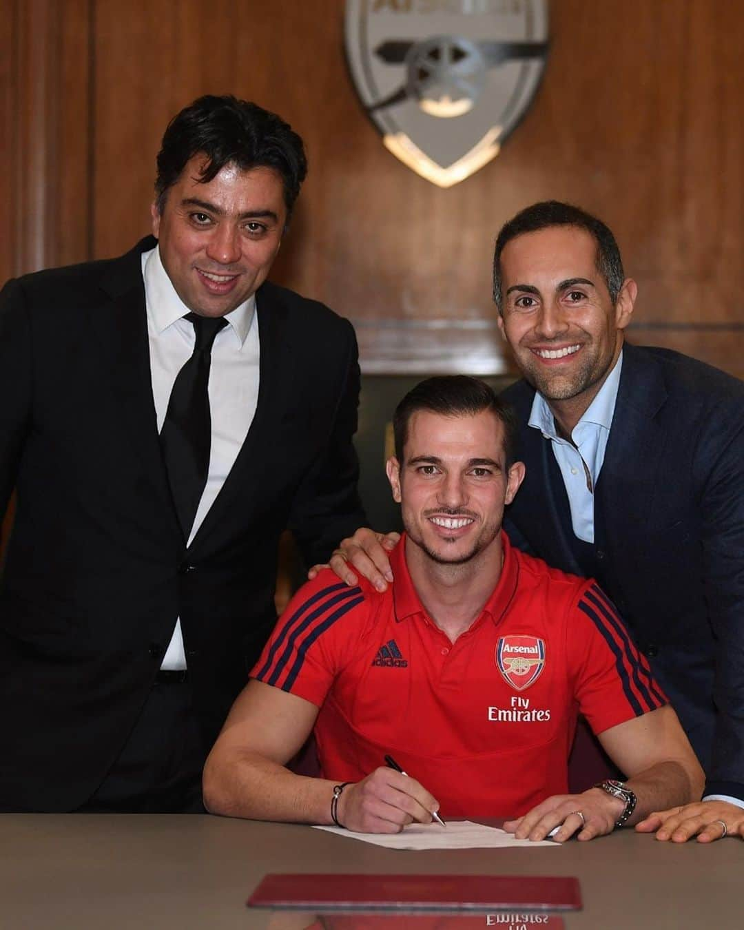 セドリック・ソアレスさんのインスタグラム写真 - (セドリック・ソアレスInstagram)「I am very happy to have signed for Arsenal, one of the biggest clubs in the world. It is a privilege to join a team with such a rich history, class and loyal supporters. It's great that I have come to north London to be part of this talented squad. I will work my hardest and give my all to help Arsenal reach its goals and make all gunners proud! #COYG #Arsenal #AFC #Gunners」1月31日 21時16分 - cedricsoares41