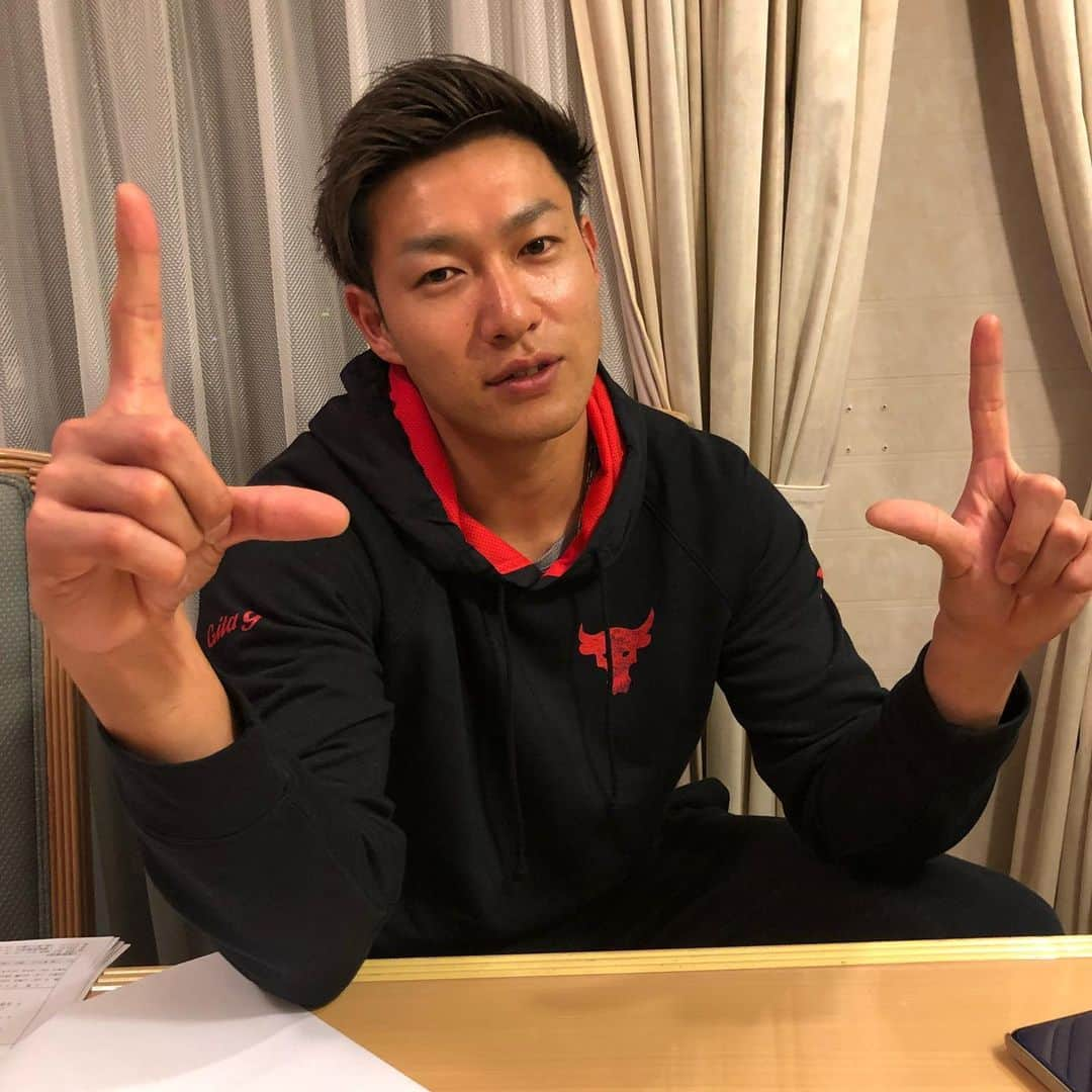 野澤佑斗さんのインスタグラム写真 - (野澤佑斗Instagram)「いよいよ2020が始まる〜⚾️ 今年もギータ先輩と…笑笑 ローリングスとニューバランスよろしくおねがいします😊 さー！明日から頑張るぞ💪💪 頑張ります🐶🐶 #柳田悠岐#ギータさん #ボクノザワ #ローリングス#ニューバランス」1月31日 21時19分 - yutonozawa1106