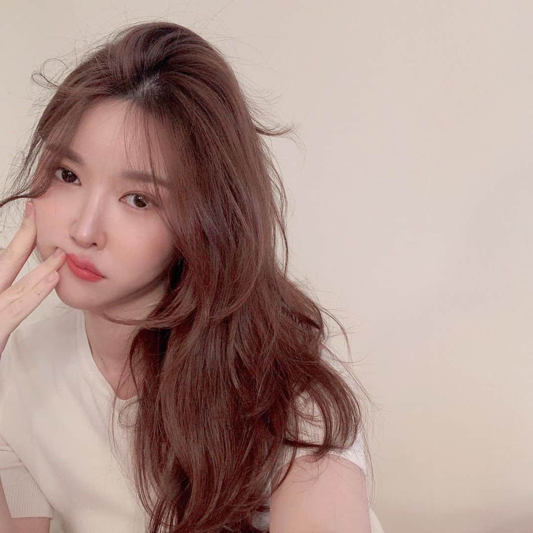 李到華さんのインスタグラム写真 - (李到華Instagram)「오늘 마스크 두고나와서 덜덜떨면서 다녔당,,😭 헝 언제까지 이래야하나 근데 보는 사람마다 눈썹 이쁘단 소리 너무 많이해줘... 이게다 금손 언니 덕분!! 감사해요 🙏 벌써 한 2명 여기로 보낸듯 짱구 견딜만하다.  #요즘평균화장시간10분컷 #약간반항아느낌으로사진찍고싶었는데 #먼지알쥐  @river_brow  #잠실눈썹문신 #송파눈썹문신 #반영구눈썹 #반영구아이라인 #강남눈썹문신 #선릉눈썹문신 #하남눈썹문신 #구리눈썹문신 #천호눈썹문신 #홍대눈썹문신 #건대눈썹문신 #눈썹문신잘하는곳」1月31日 21時20分 - ah____rim