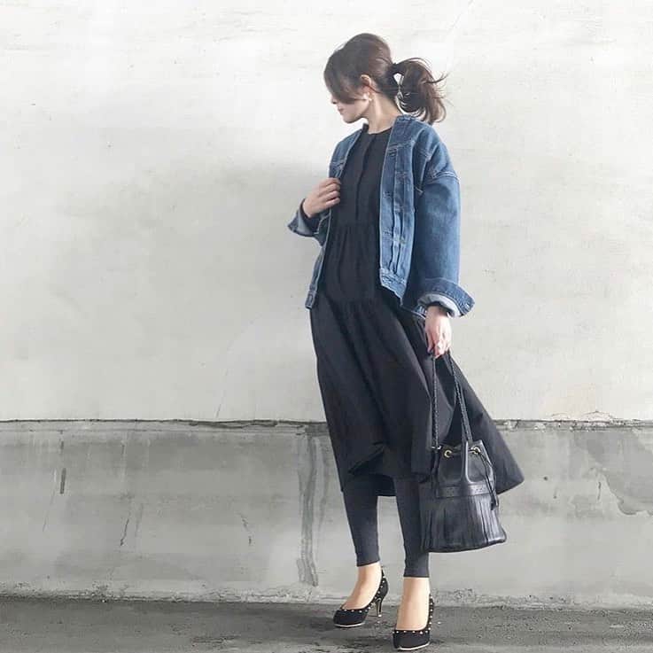 R_fashionさんのインスタグラム写真 - (R_fashionInstagram)「本日の #r_fashion #ラクジョ さん . 黒のワントーンコーデにアウターで差し色するテク✨テッパンですよね❤︎﻿ . ワンピ👗のほどよいゆるっと感と緊張感ある足元のバランスが素敵です❣️ . . . . . . . . . . . . . . . . . . . . . . . . . . . . . . .  Repost from @nakkoo555 さん ・ いぶりがっこ×クリームチーズに ハマってますwith麦茶🍵 ㅤ ㅤ 一度完売してしまったワンピ♡ 再販してます👍 ㅤ blogにコーデ詳細載せてます✍️ @nakkoo555 のトップページから飛べます🐣 ㅤ 🧥 @iena_jp#IENA 👗 @basement_online #basementonline 👠 @dianashoespress #DIANA 👜 @jandmdavidson #jandmdavidson」1月31日 12時38分 - rakutenichiba.fashion