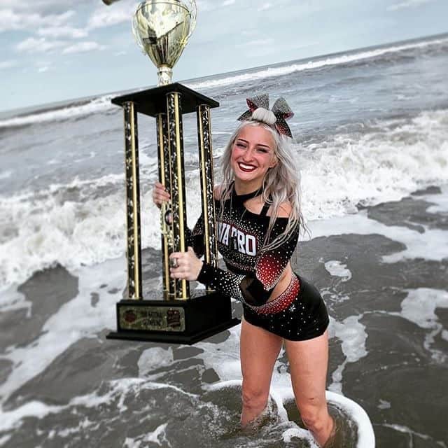 E! Onlineさんのインスタグラム写真 - (E! OnlineInstagram)「At the end of #NetflixCheer, (spoiler!) we found out that Lexi was off the team. Well, she's back on mat! Okay, maybe not back on mat, but she's back on #NavarroCheer. 👏🤸‍♀️ Link in bio to watch her & Coach Monica's sweet message to fans. (📷: Netflix)」1月31日 12時30分 - enews